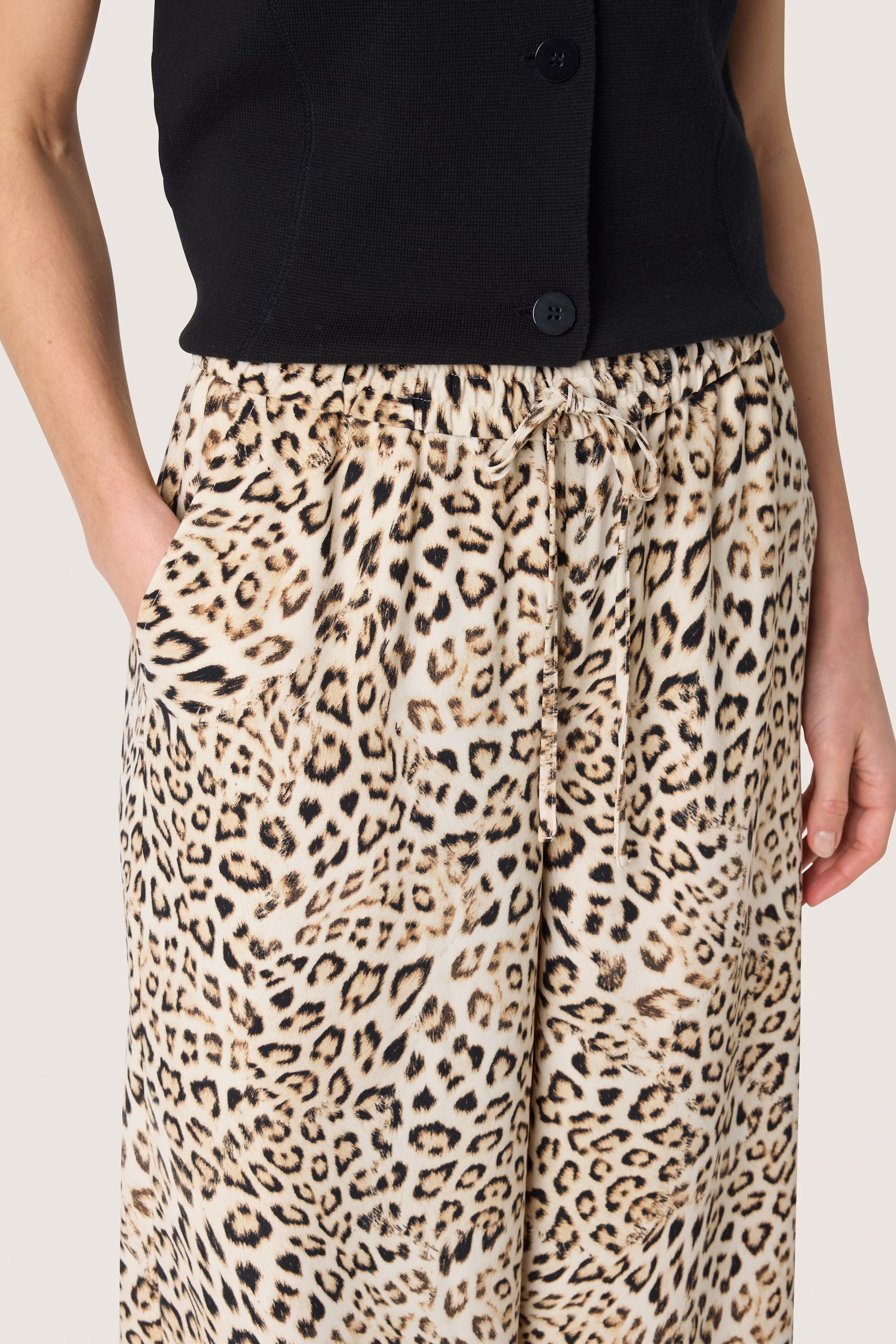 SLShirley Trousers LOOKBOOK DETAIL 30408449-303941