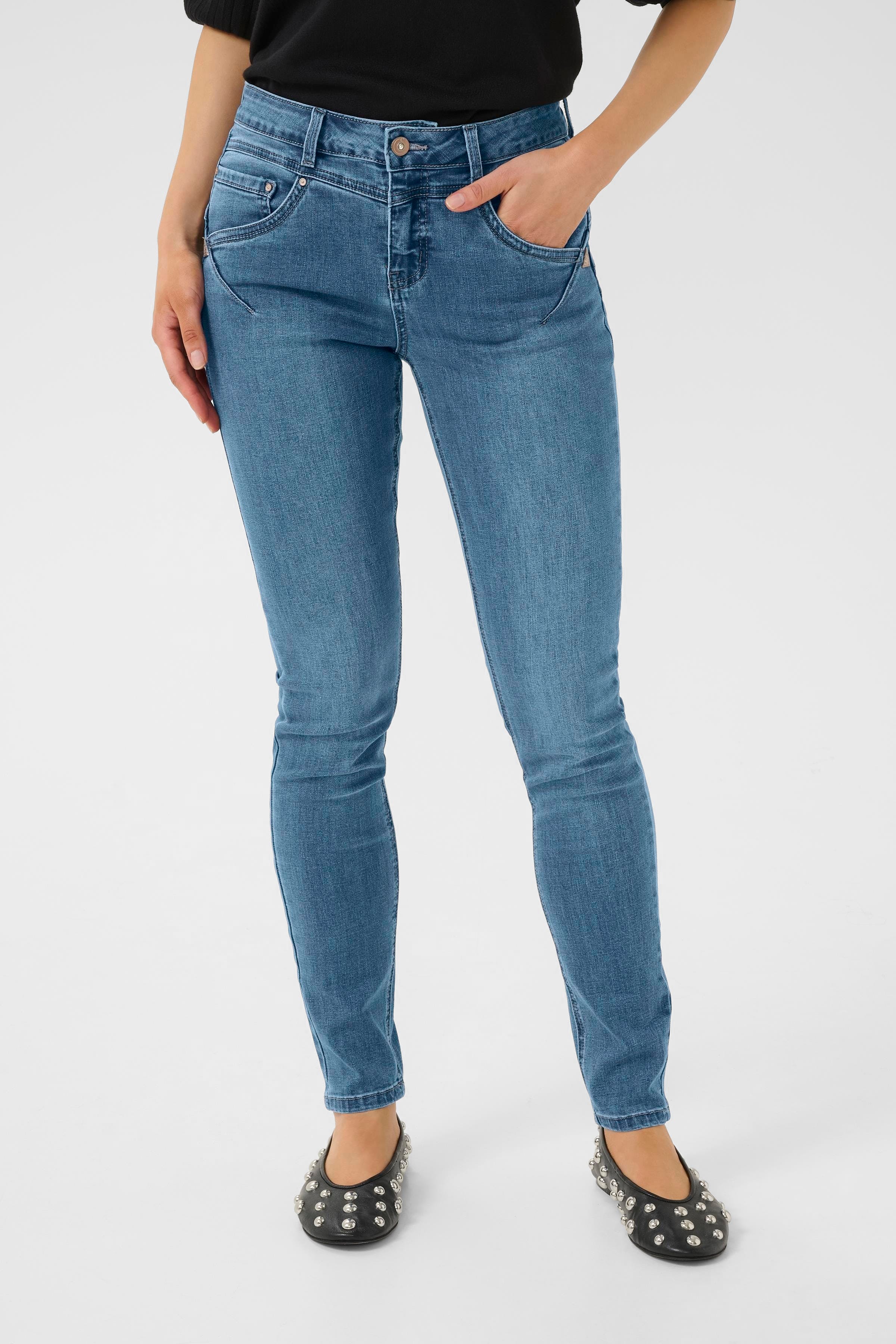 Amalie Jeans LOOKBOOK FRONT 10604221-100116