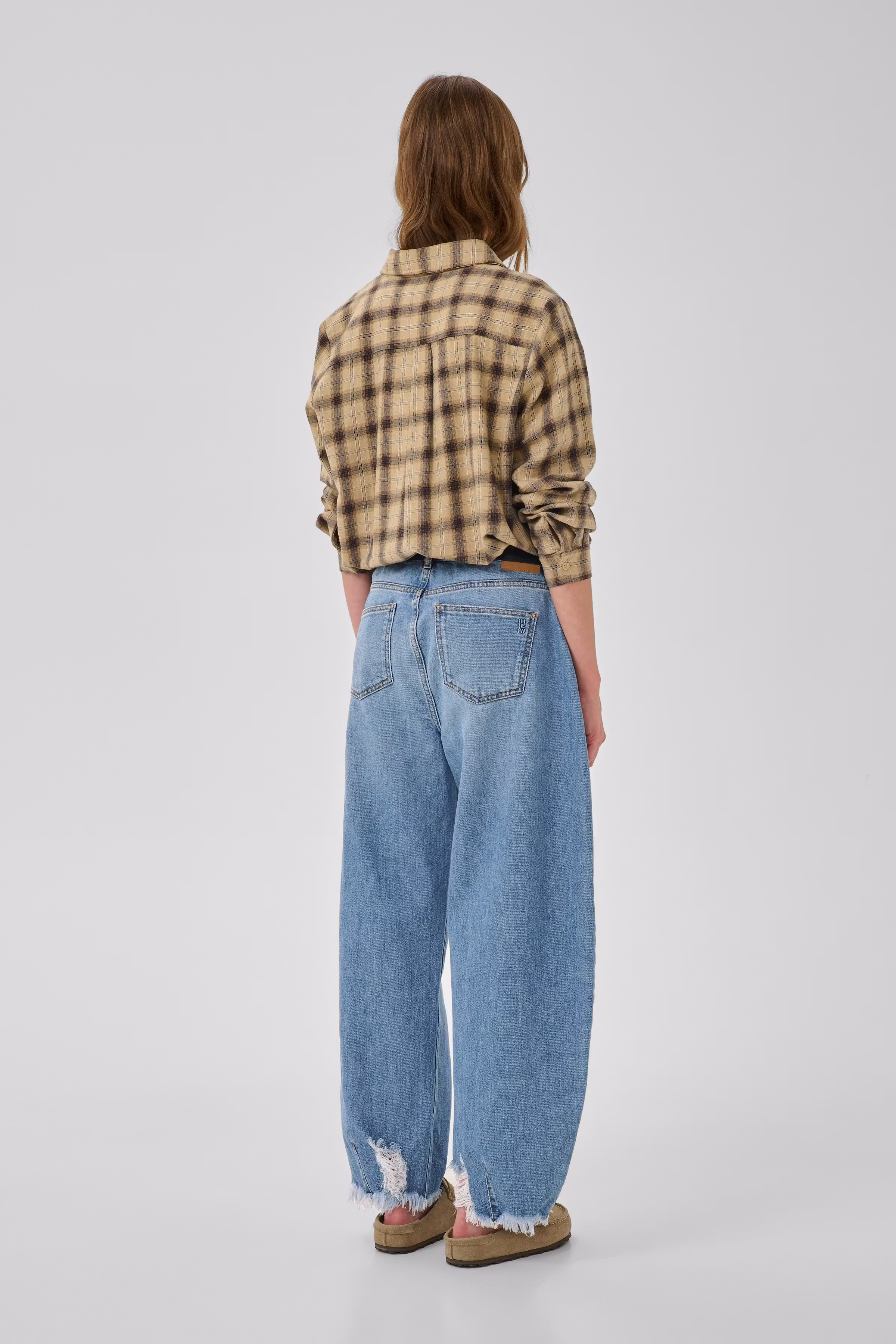 LucyMW Loose Barrel Jeans LOOKBOOK BACK 10705259-100053