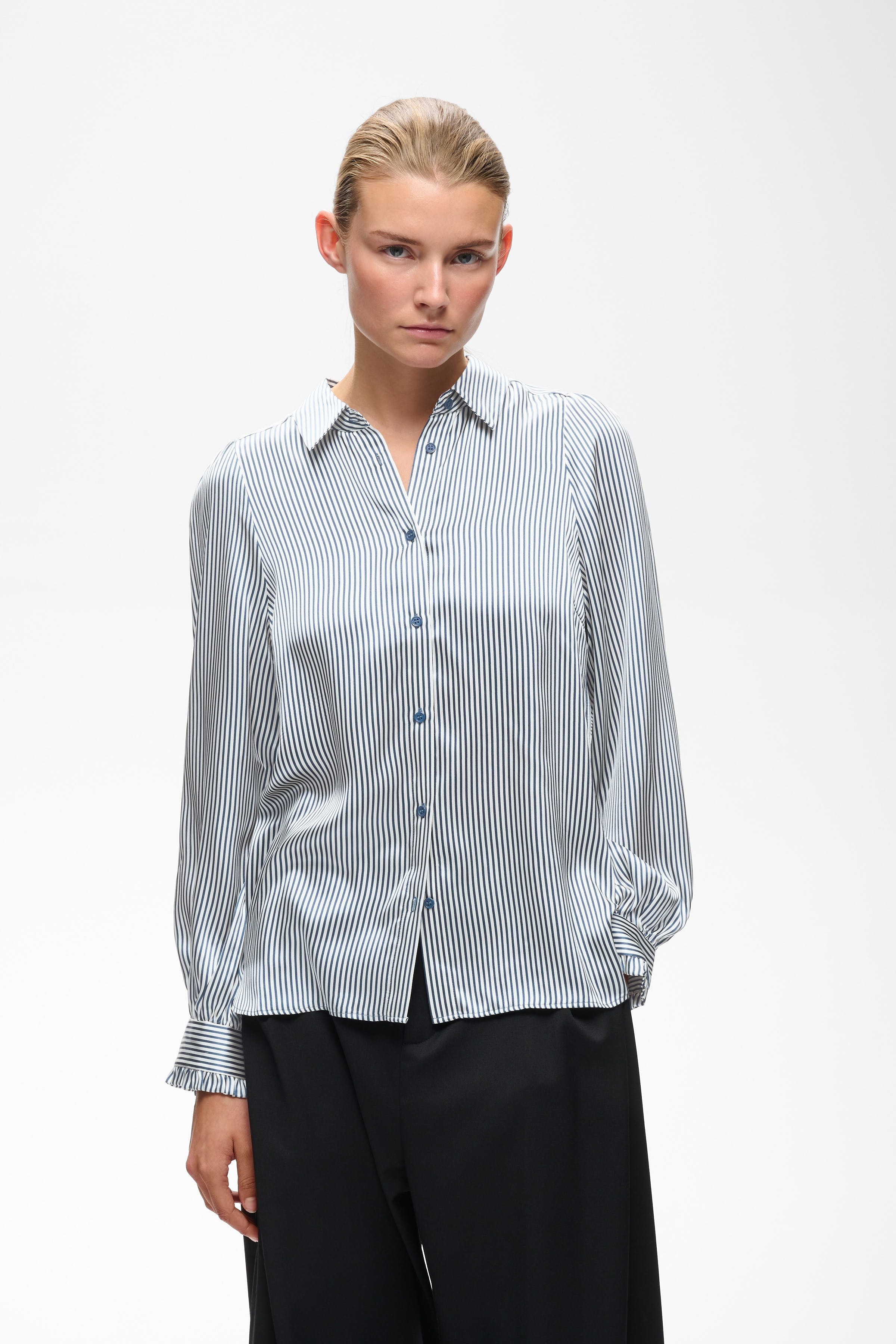 LarinaIW Skjorte LOOKBOOK FRONT 30110622-304097