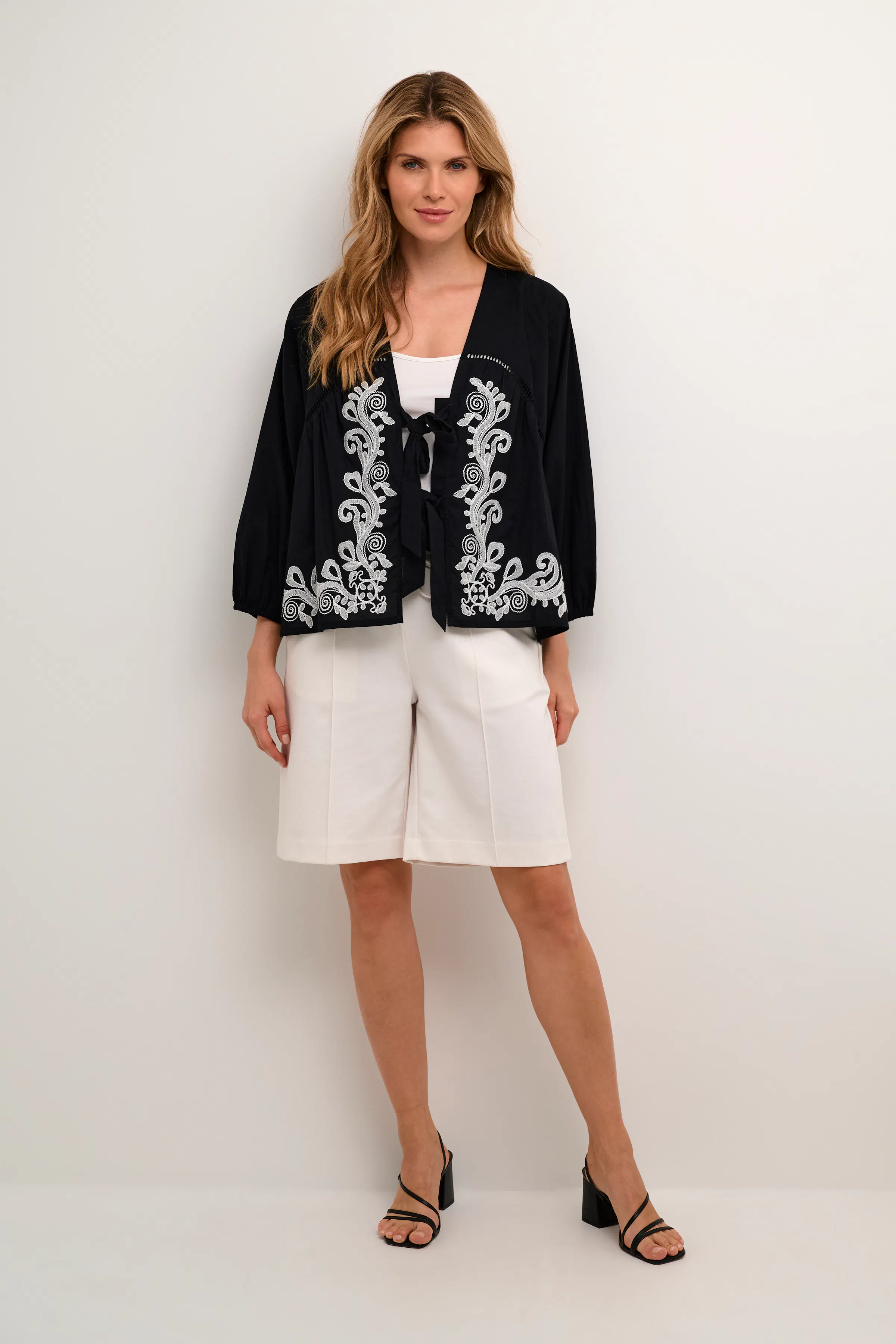 CUemmy Bluse LOOKBOOK FRONT 50110618-500012