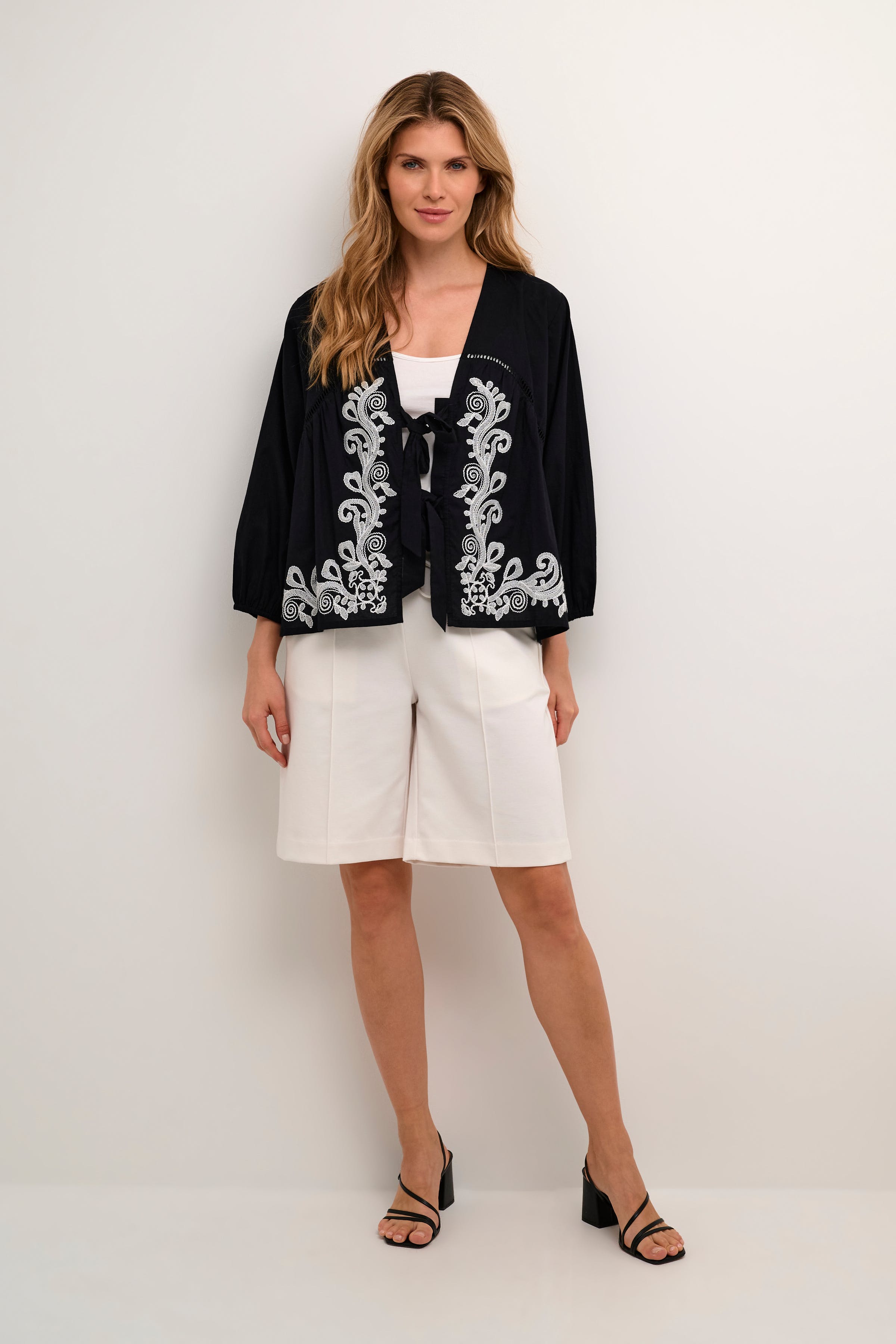 CUemmy Bluse LOOKBOOK FRONT 50110618-500012