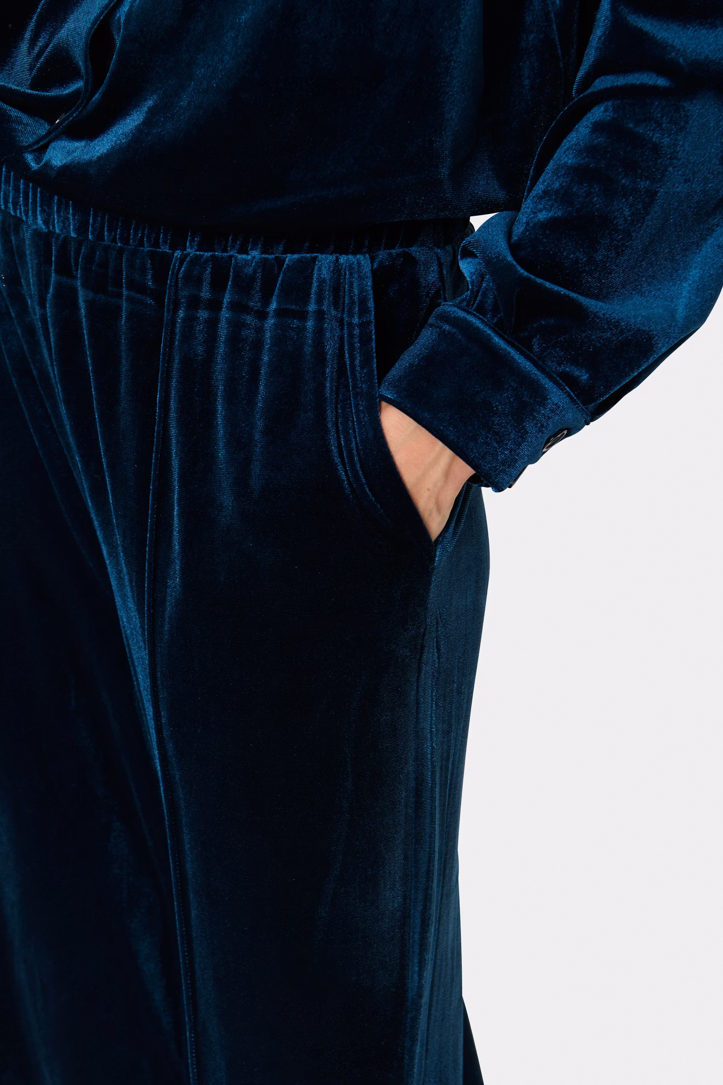 HenrikaSZ Velvet Hose LOOKBOOK DETAIL 30513618-194128