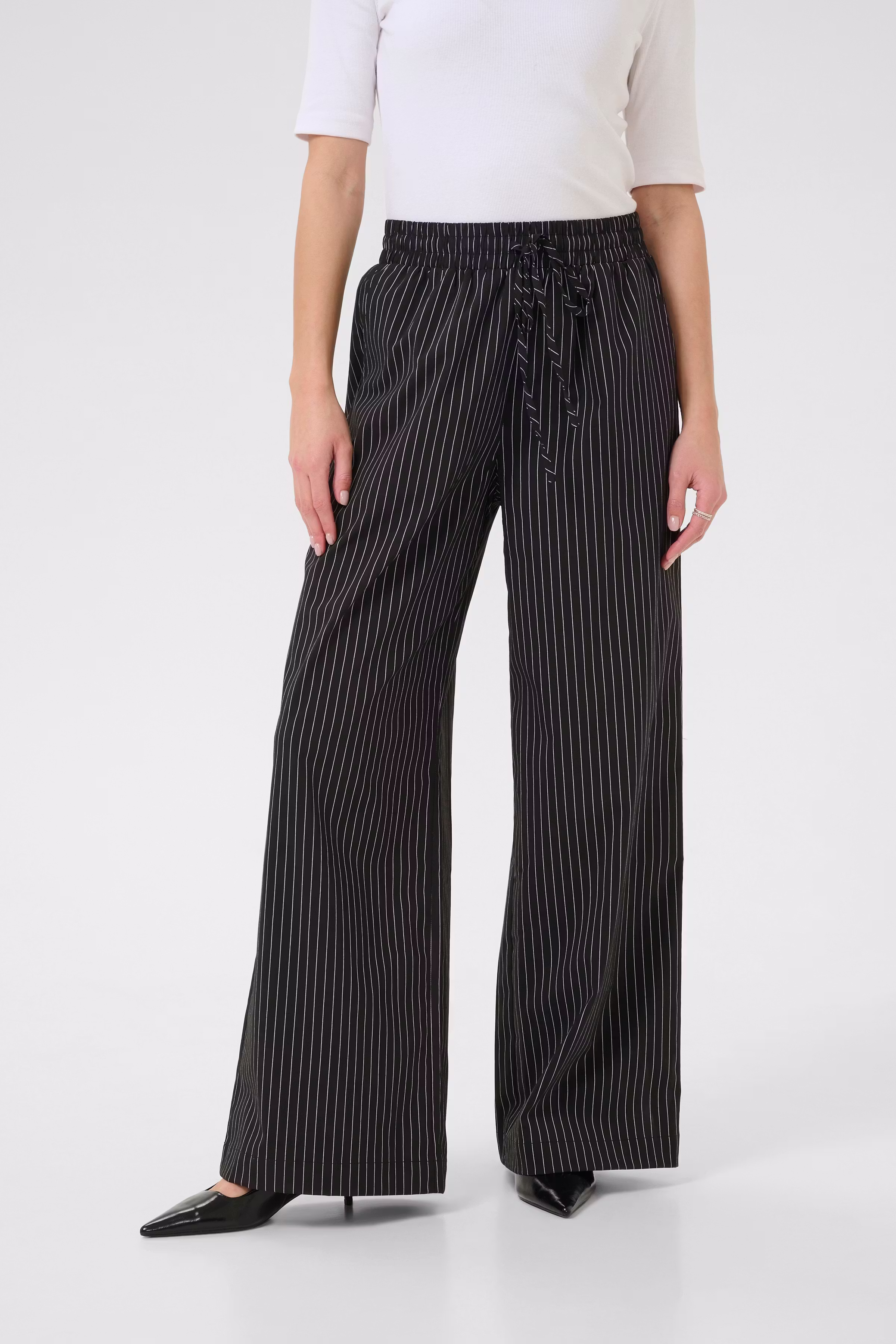 KAeliana Hose LOOKBOOK FRONT 10510610-108244