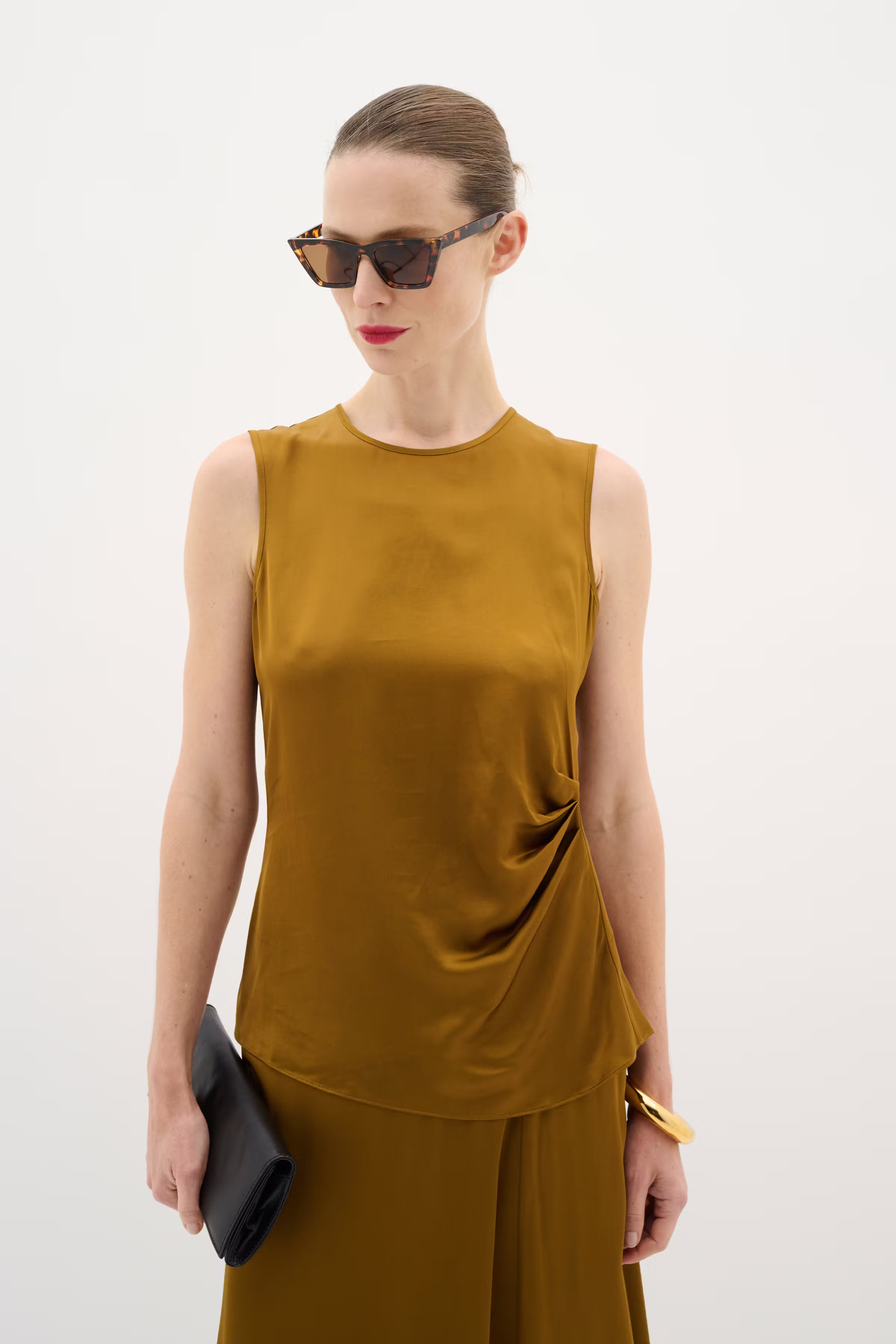 KaylaIW Top LOOKBOOK FRONT 30110549-180840