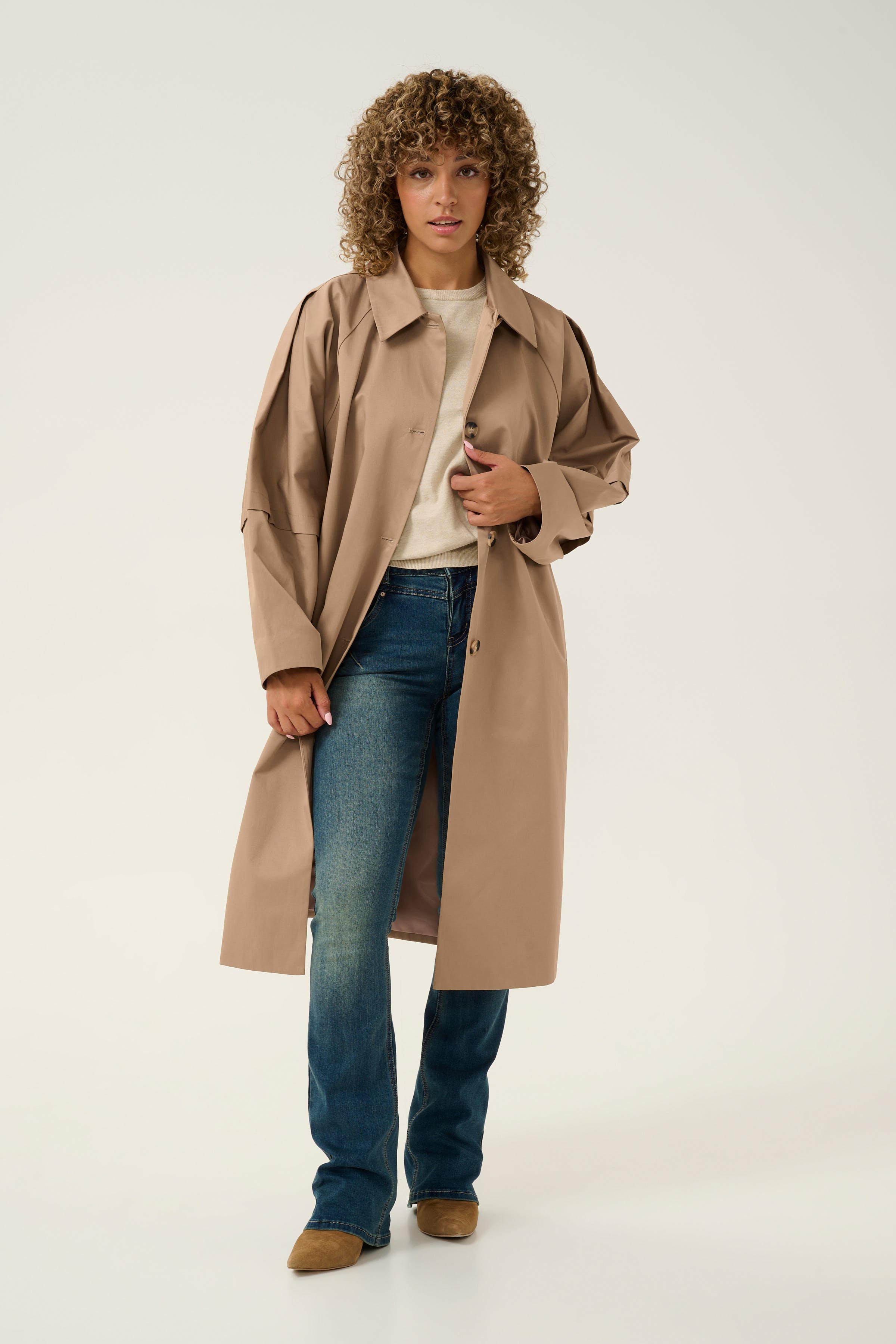 CRThura Trenchcoat LOOKBOOK FRONT 10613107-171022