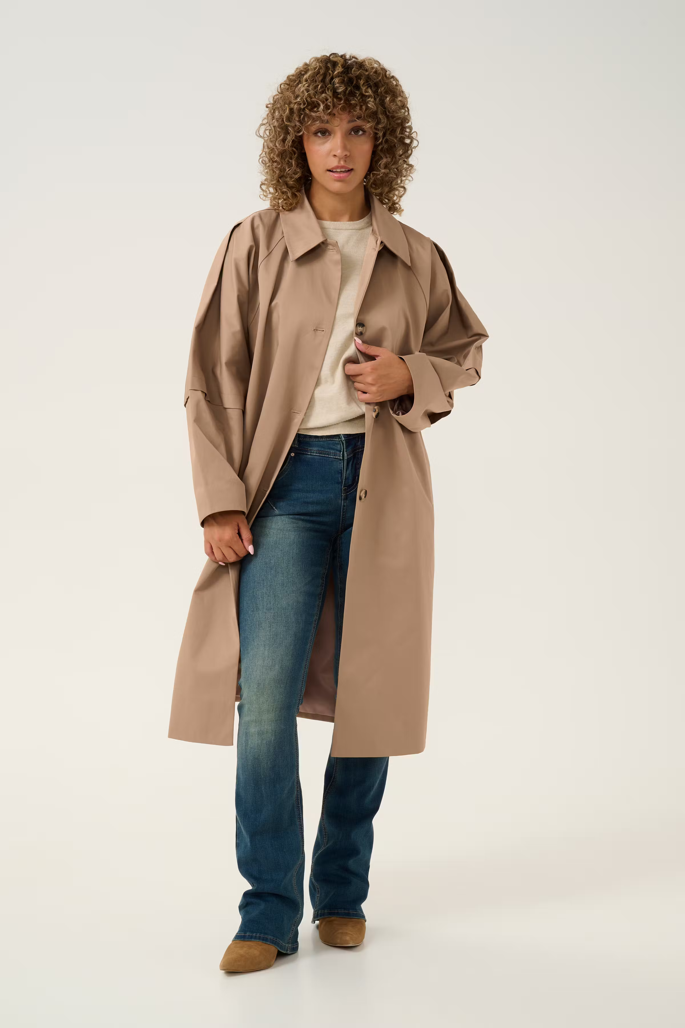 CRThura Trenchcoat LOOKBOOK FRONT 10613107-171022