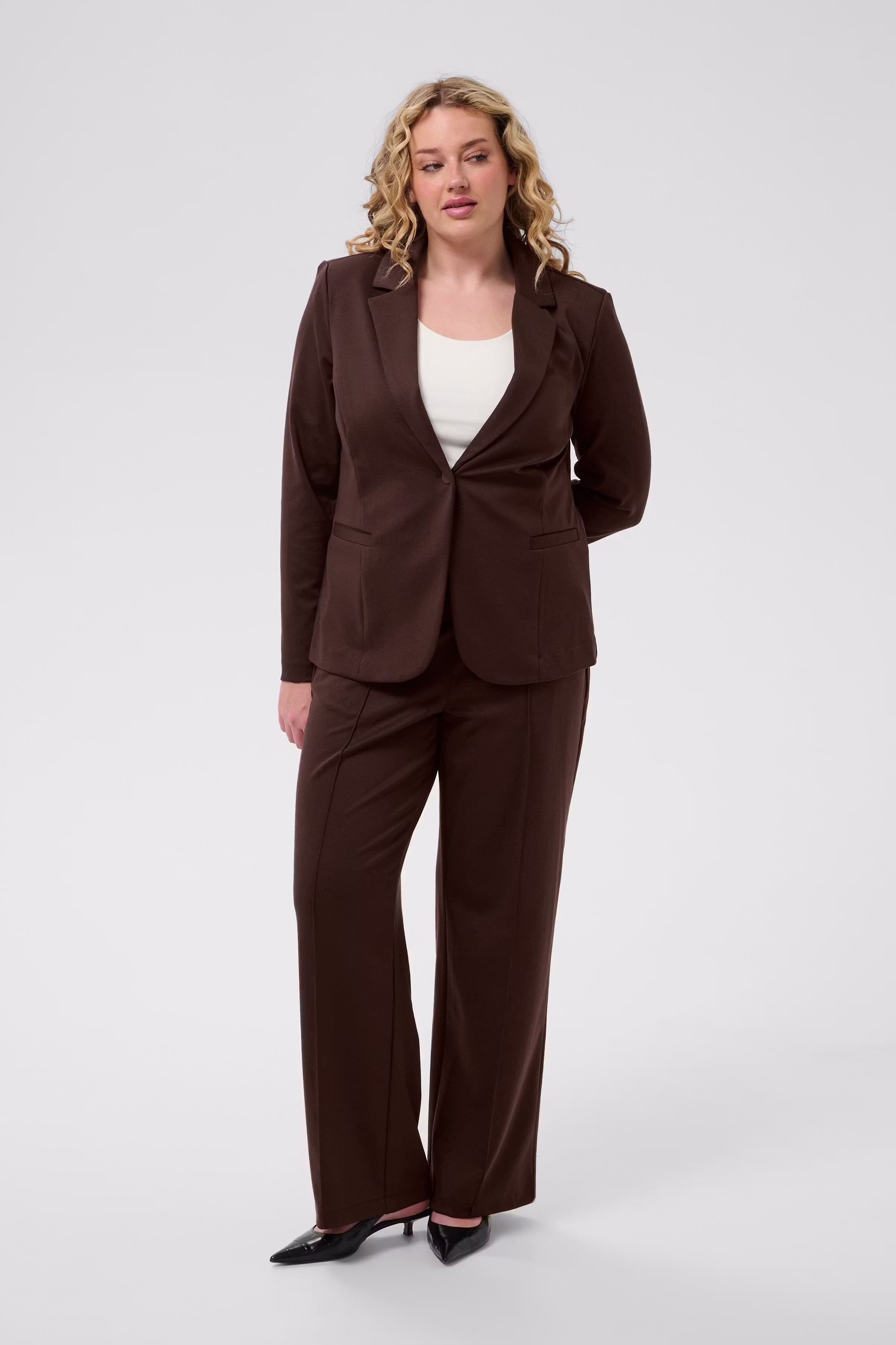 KCjenna Blazer LOOKBOOK FRONT 10582130-190915