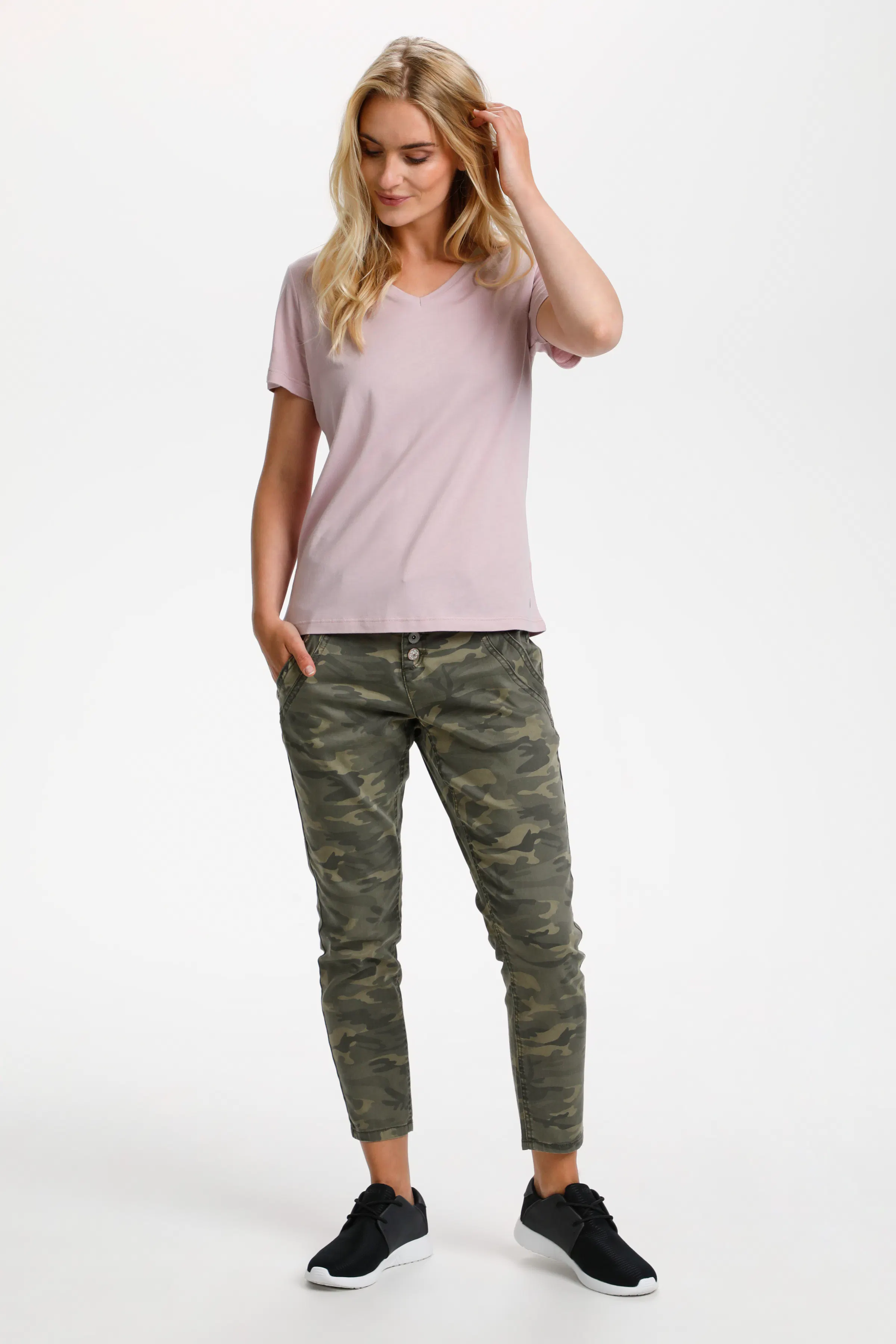 Naia T-shirt LOOKBOOK FRONT 10604508-152205