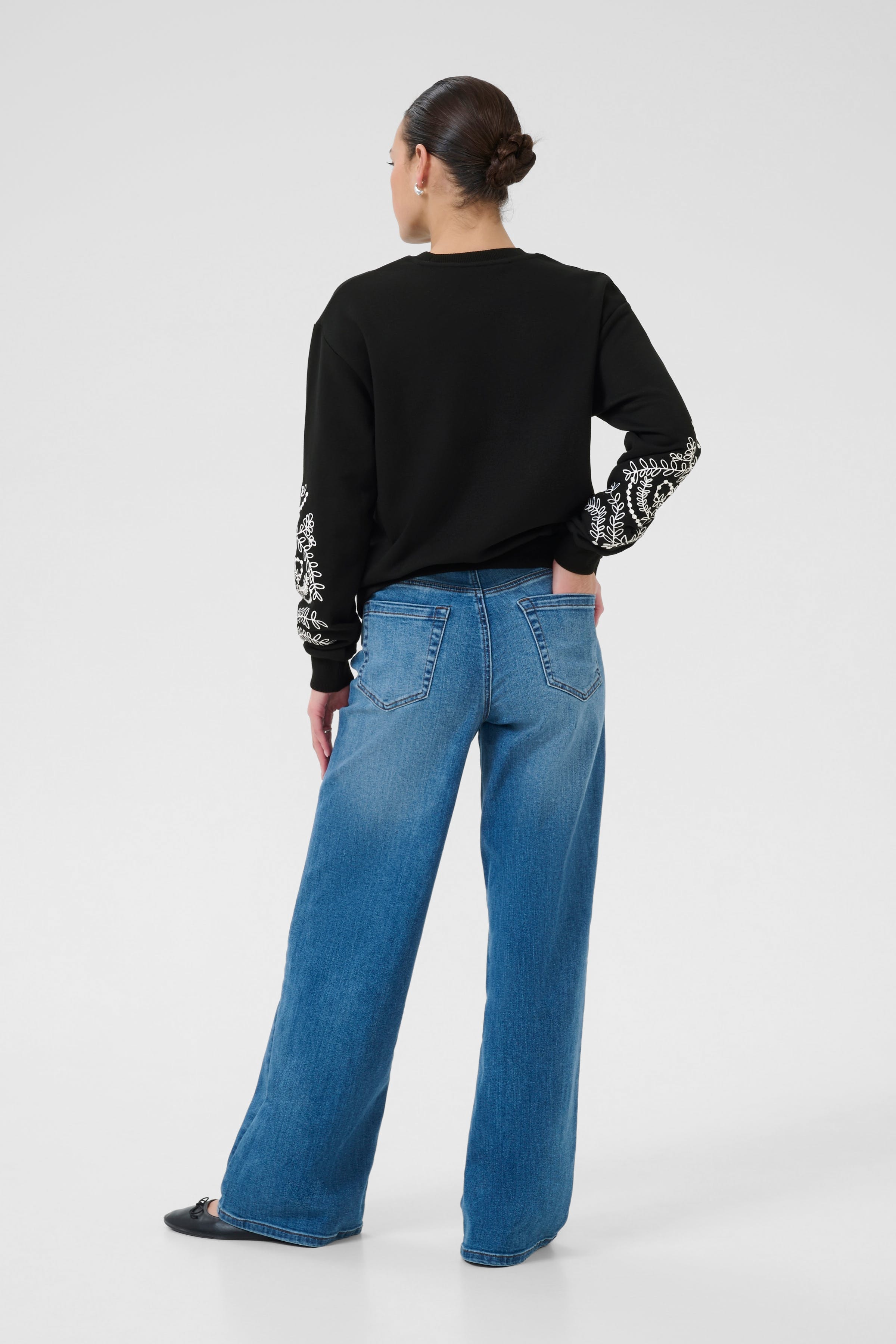 KAvivian Sweatshirt LOOKBOOK BACK 10510664-100121