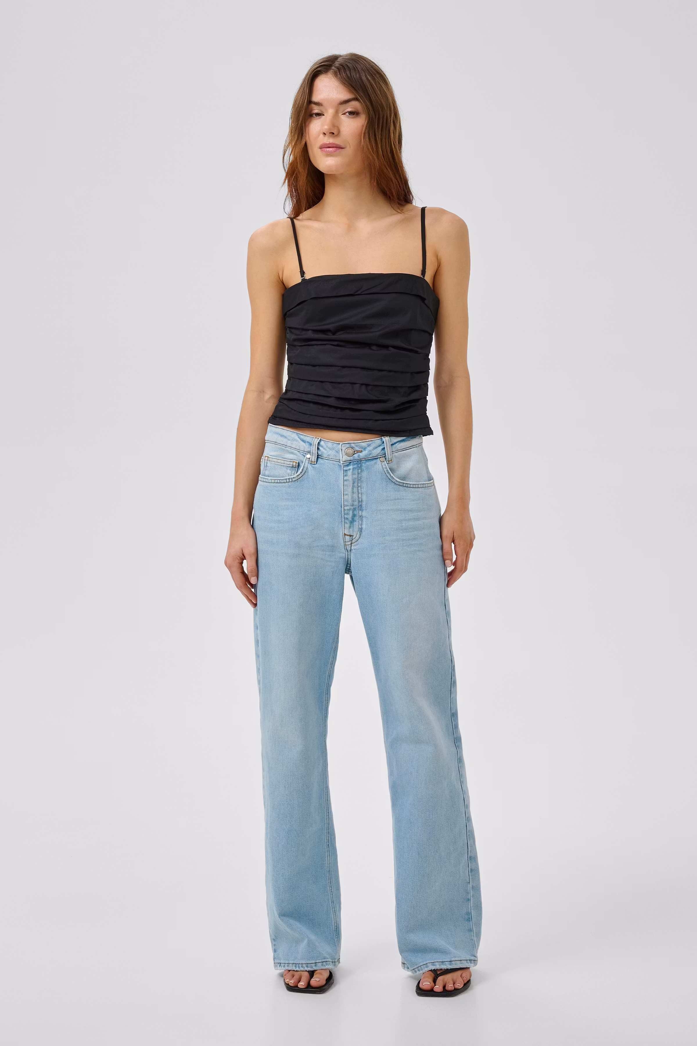05 THE LOUIS HIGH WIDE JEANS LOOKBOOK FRONT 10704222-109491