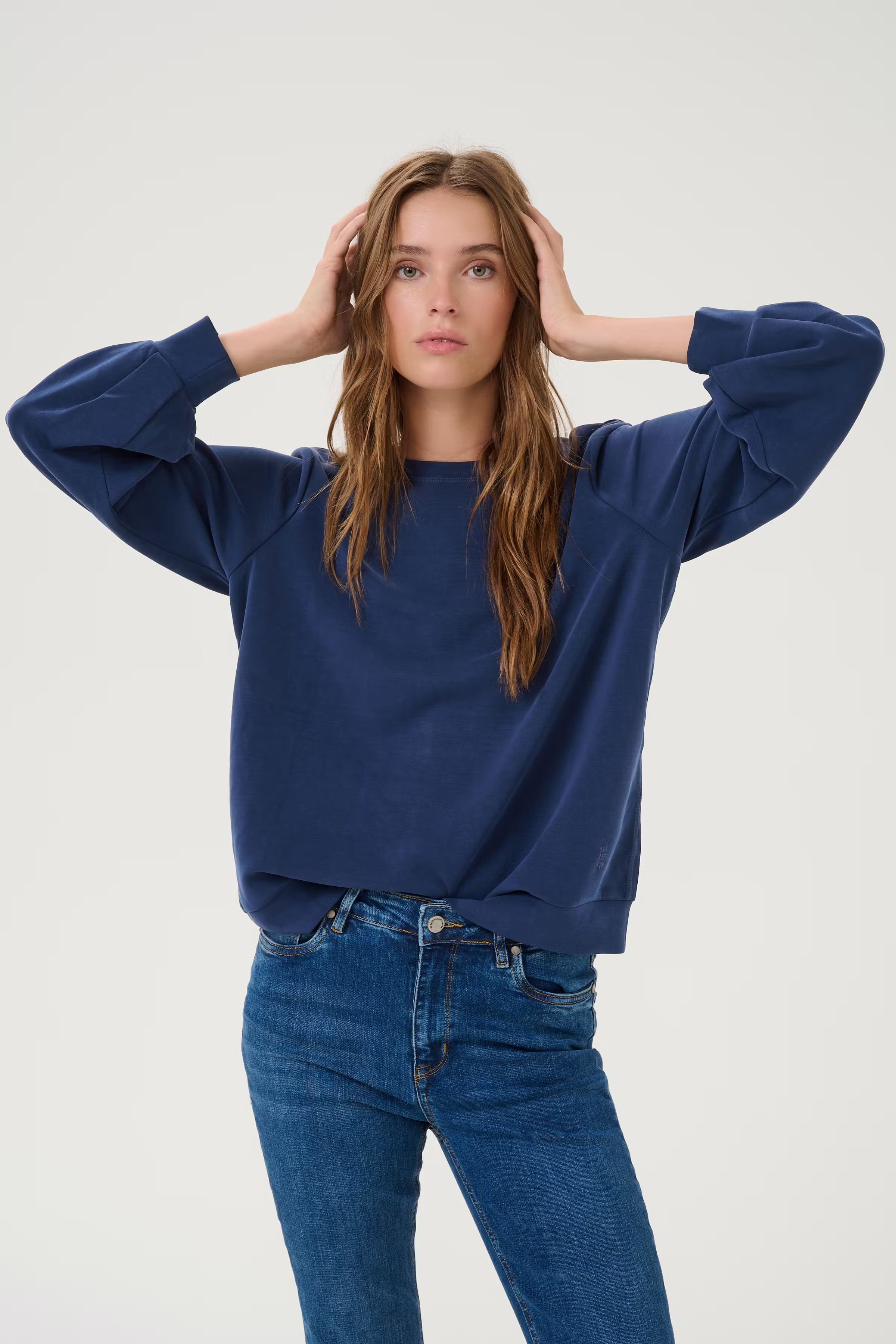 23 THE SWEAT BLOUSE LOOKBOOK FRONT 10703583-194010