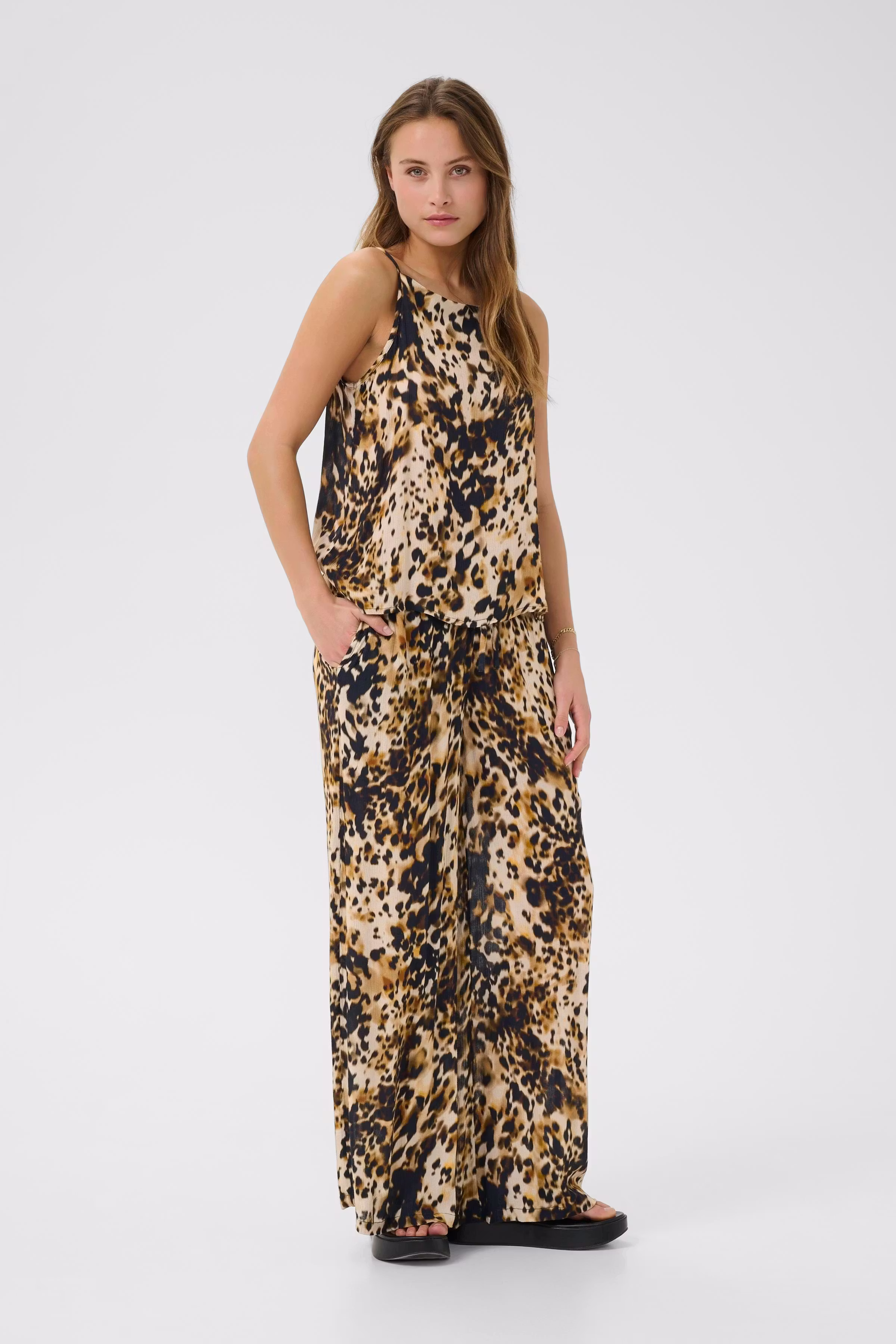 KAthora Trousers LOOKBOOK FRONT 10510037-107550