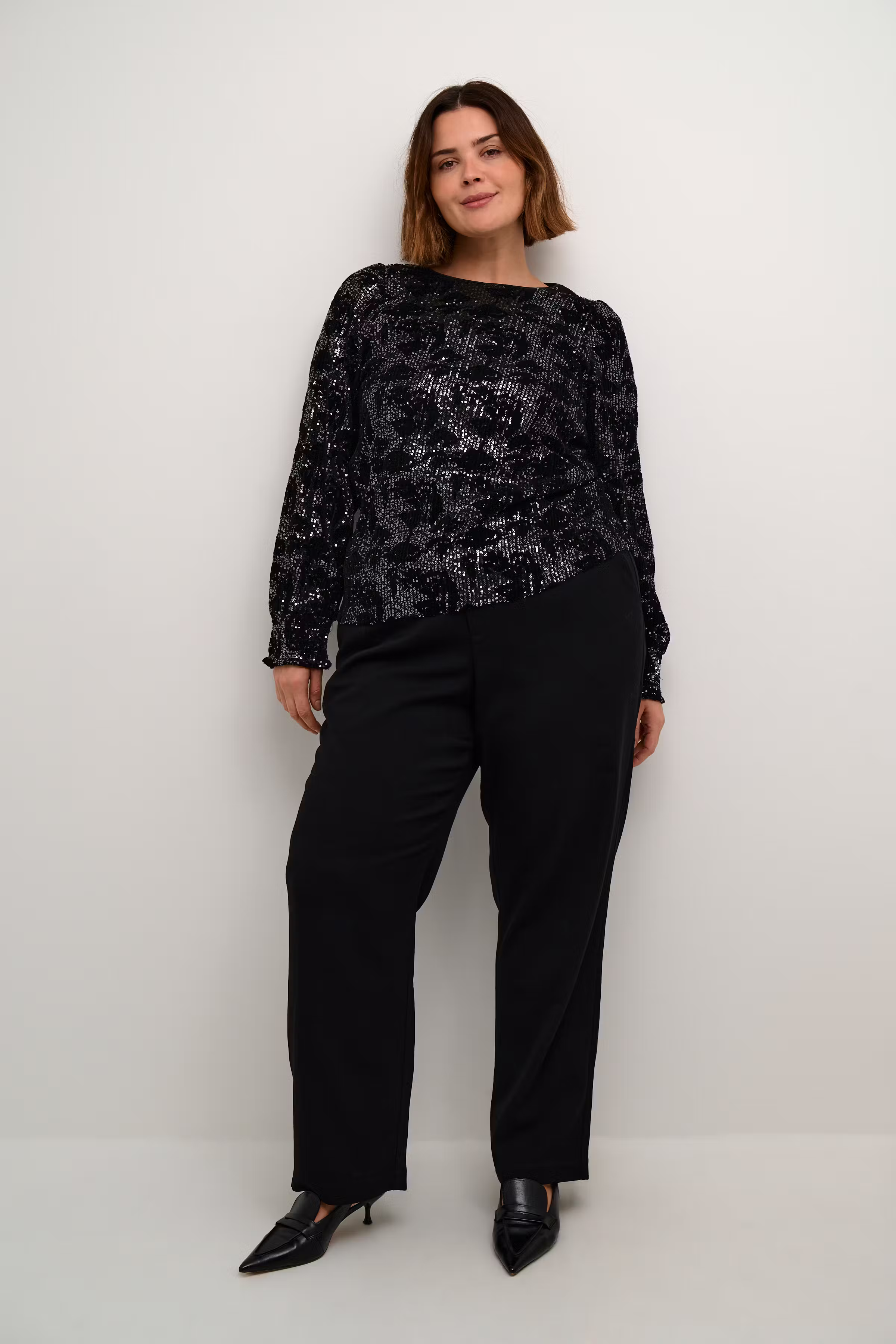 KCbrit Paillettenbluse LOOKBOOK FRONT 10582717-106676