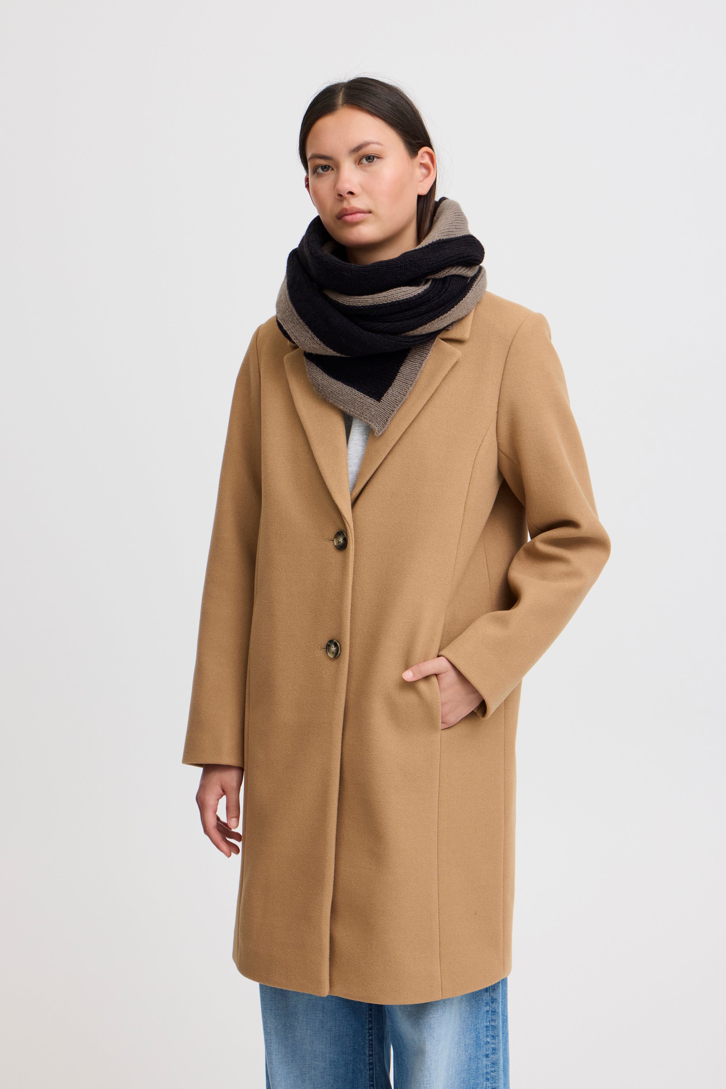 IATHORA Scarf LOOKBOOK FRONT 20121726-194008