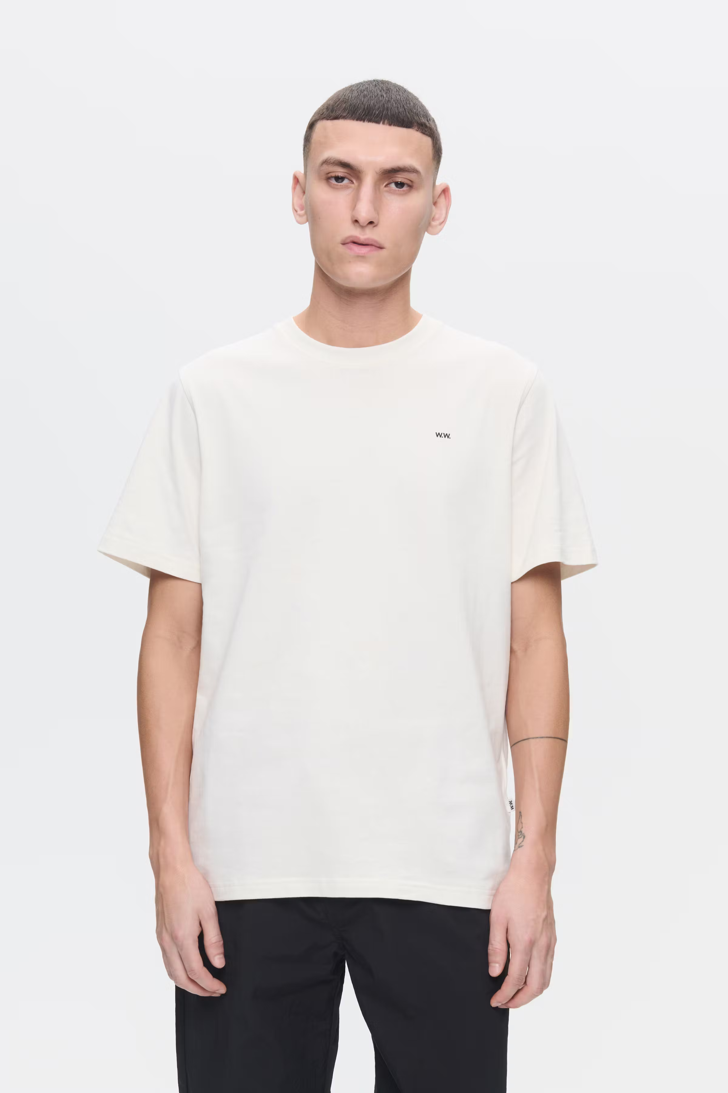 WWEssential T-shirt LOOKBOOK FRONT 30250245-110607