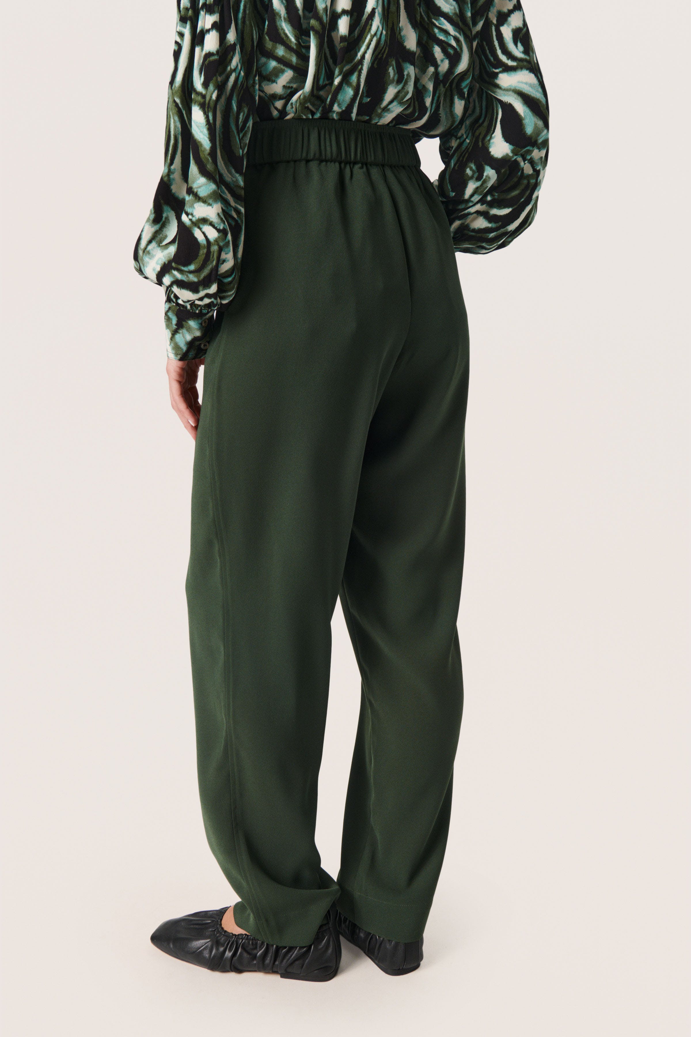 SLShirley Bukser LOOKBOOK FRONT 30406346-190417