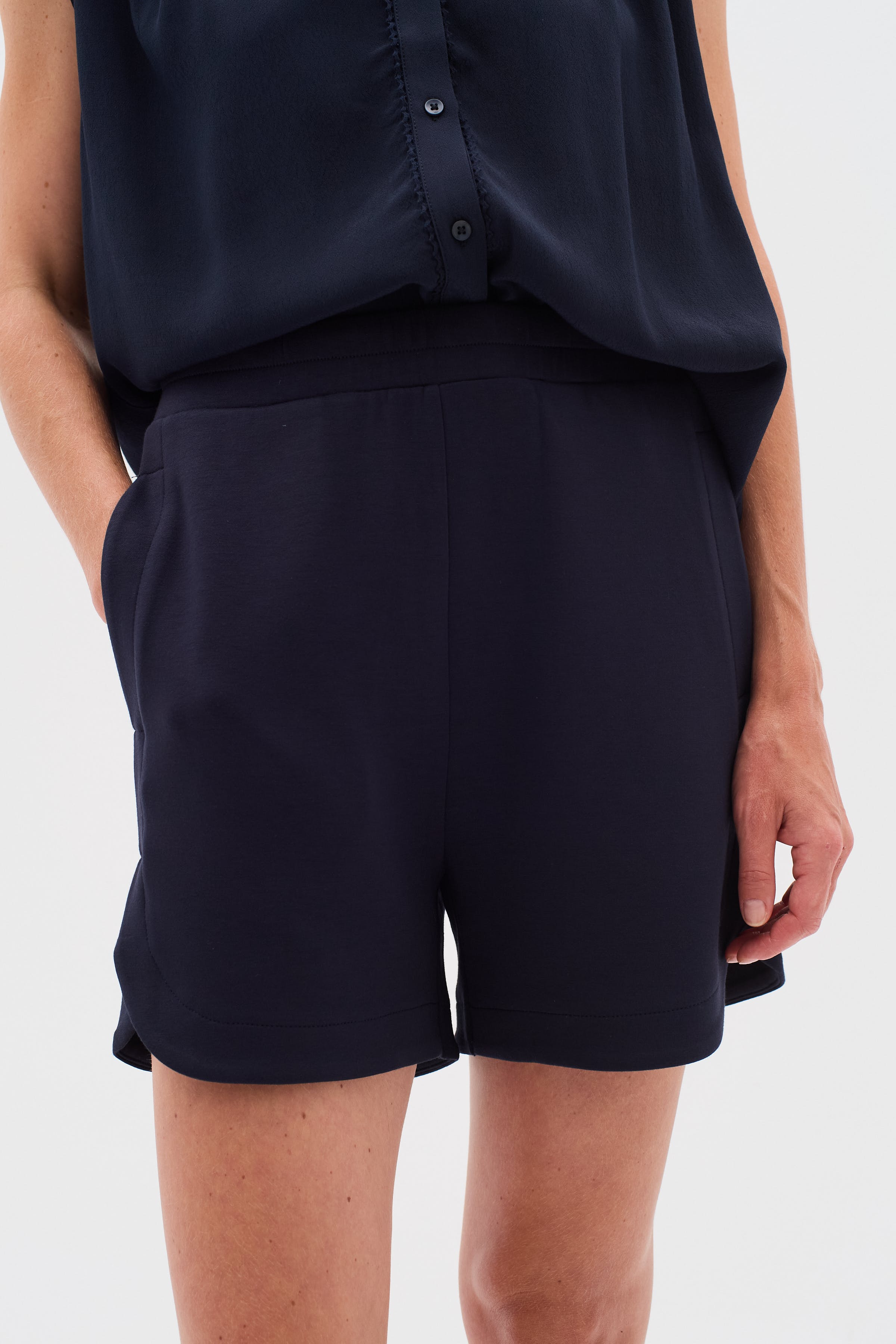 HenniehIW Shorts LOOKBOOK FRONT 30110370-300005