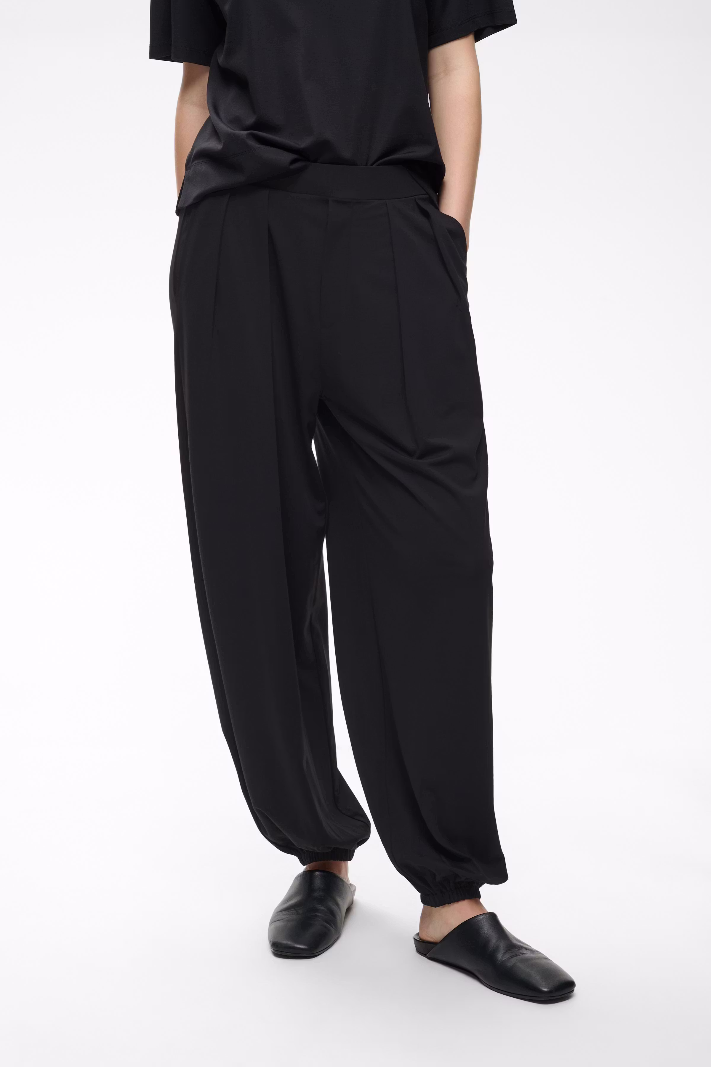 TrissaIW Hose LOOKBOOK FRONT 30111340-194008