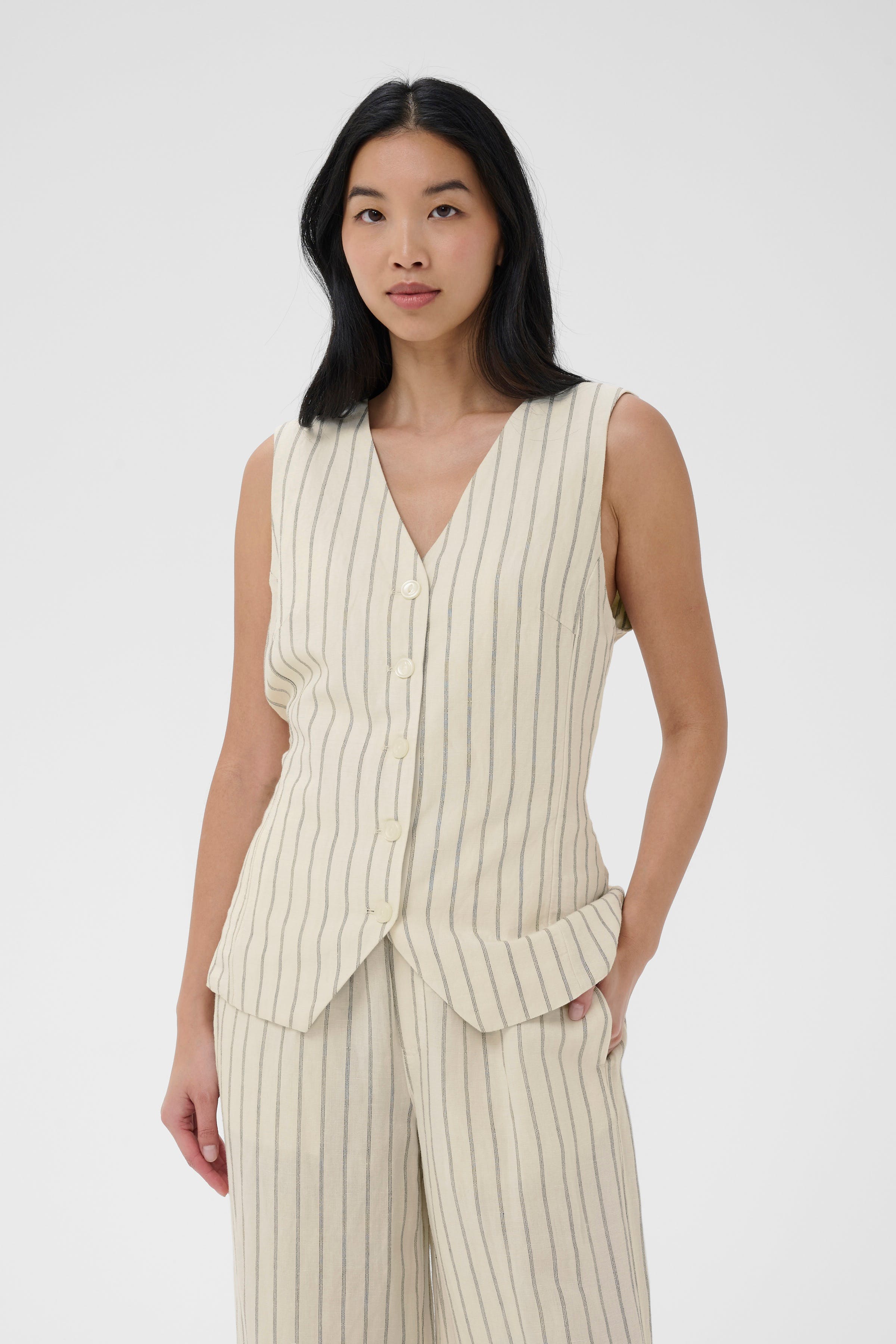 BintaPW Vest LOOKBOOK FRONT 30310520-304935