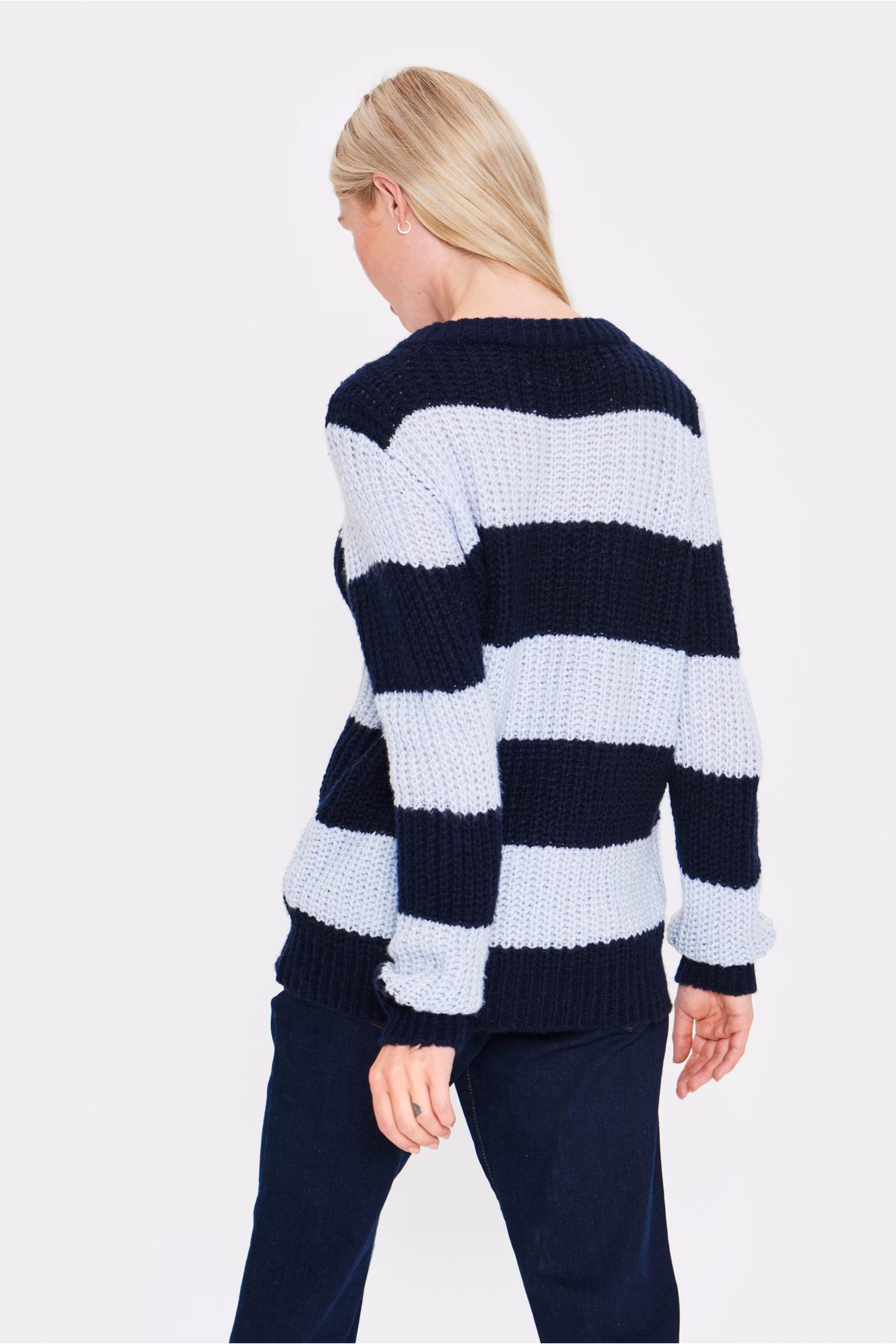 BrookeSZ Pullover Striped

 LOOKBOOK BACK 30511428-193924