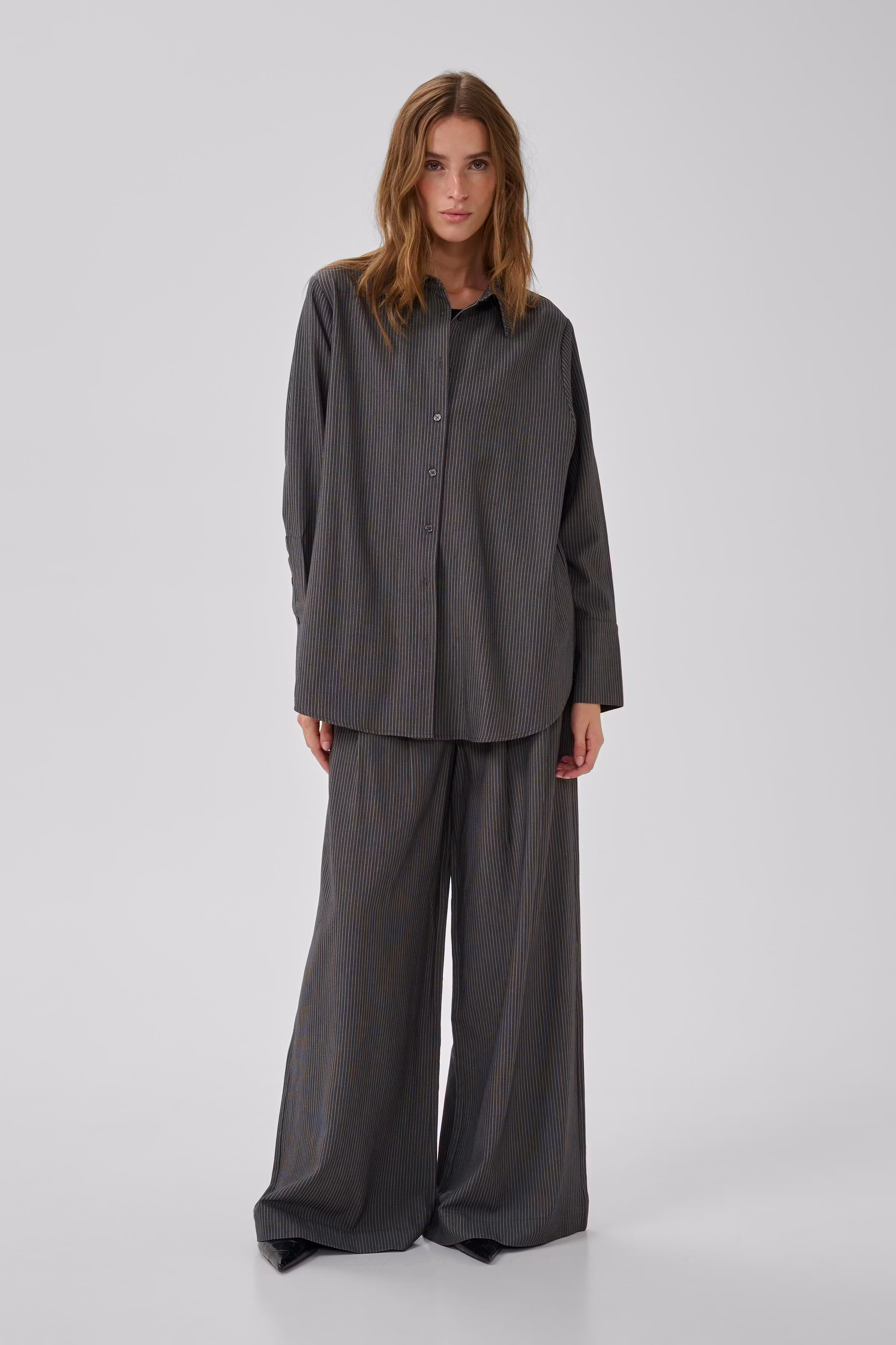 22 THE PINSTRIPED SHIRT LOOKBOOK FRONT 10705633-109599