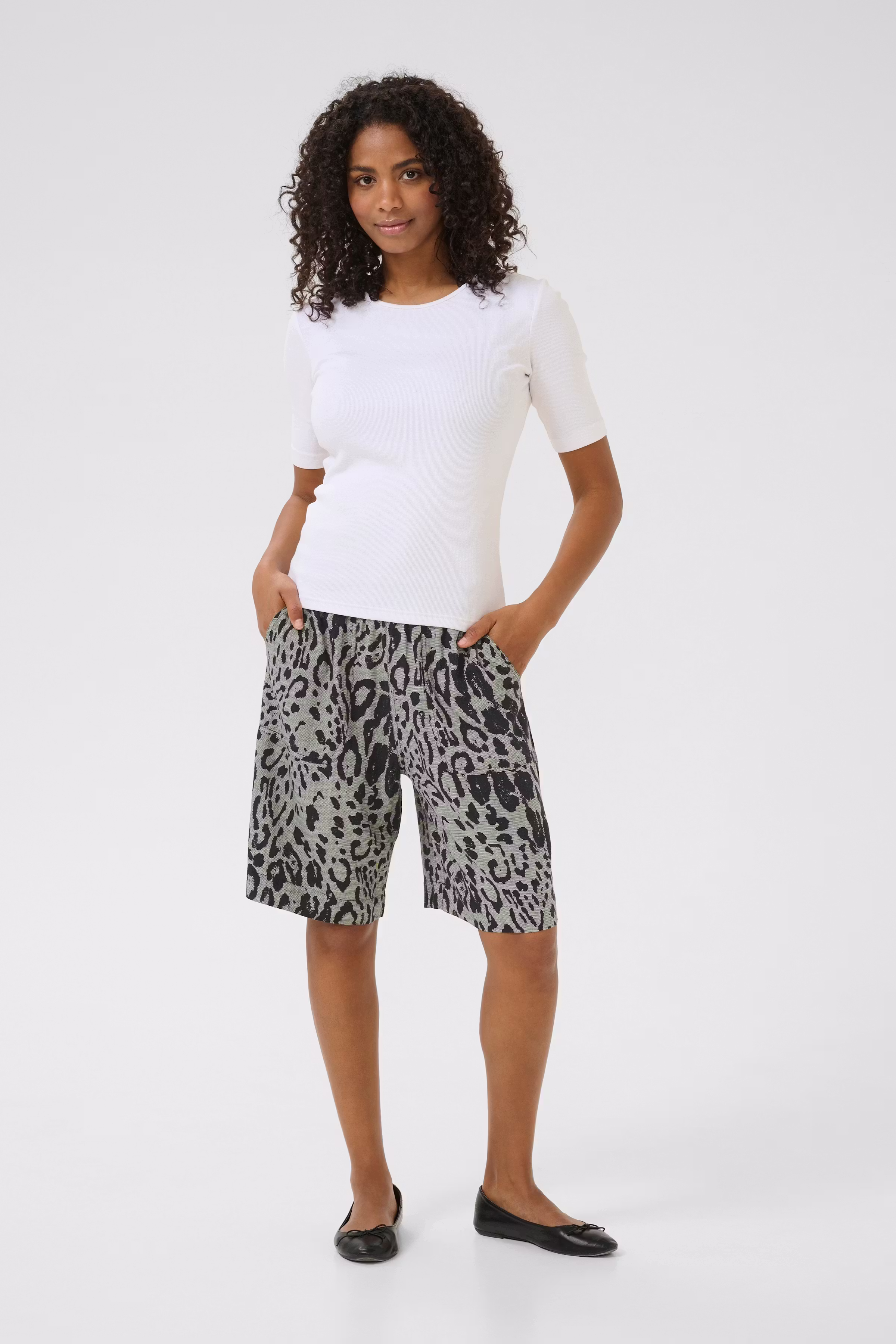 KAmilia Linen Shorts LOOKBOOK FRONT 10509668-107126