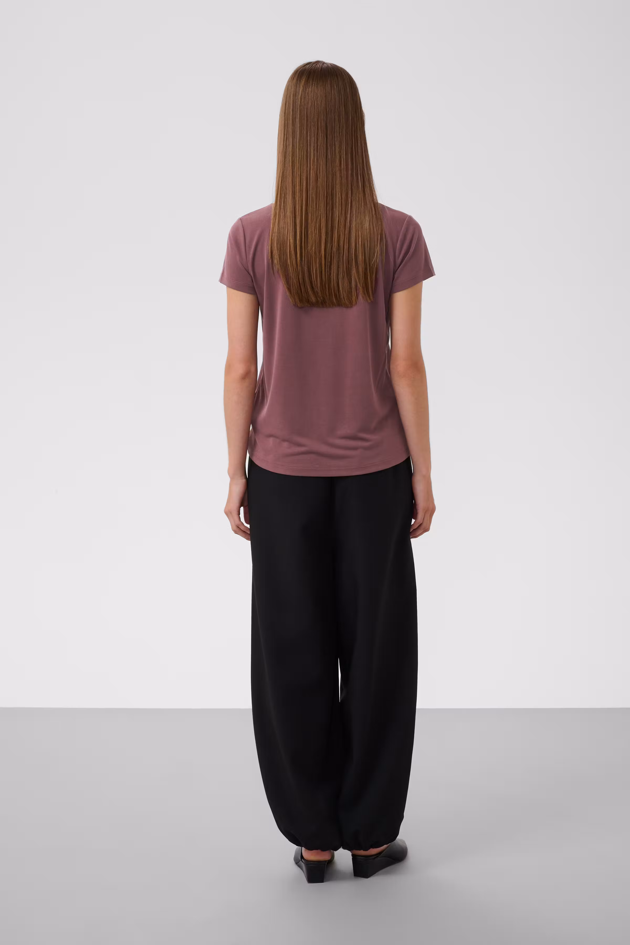 SLColumbine V-neck T-shirt LOOKBOOK BACK 30404284-191620