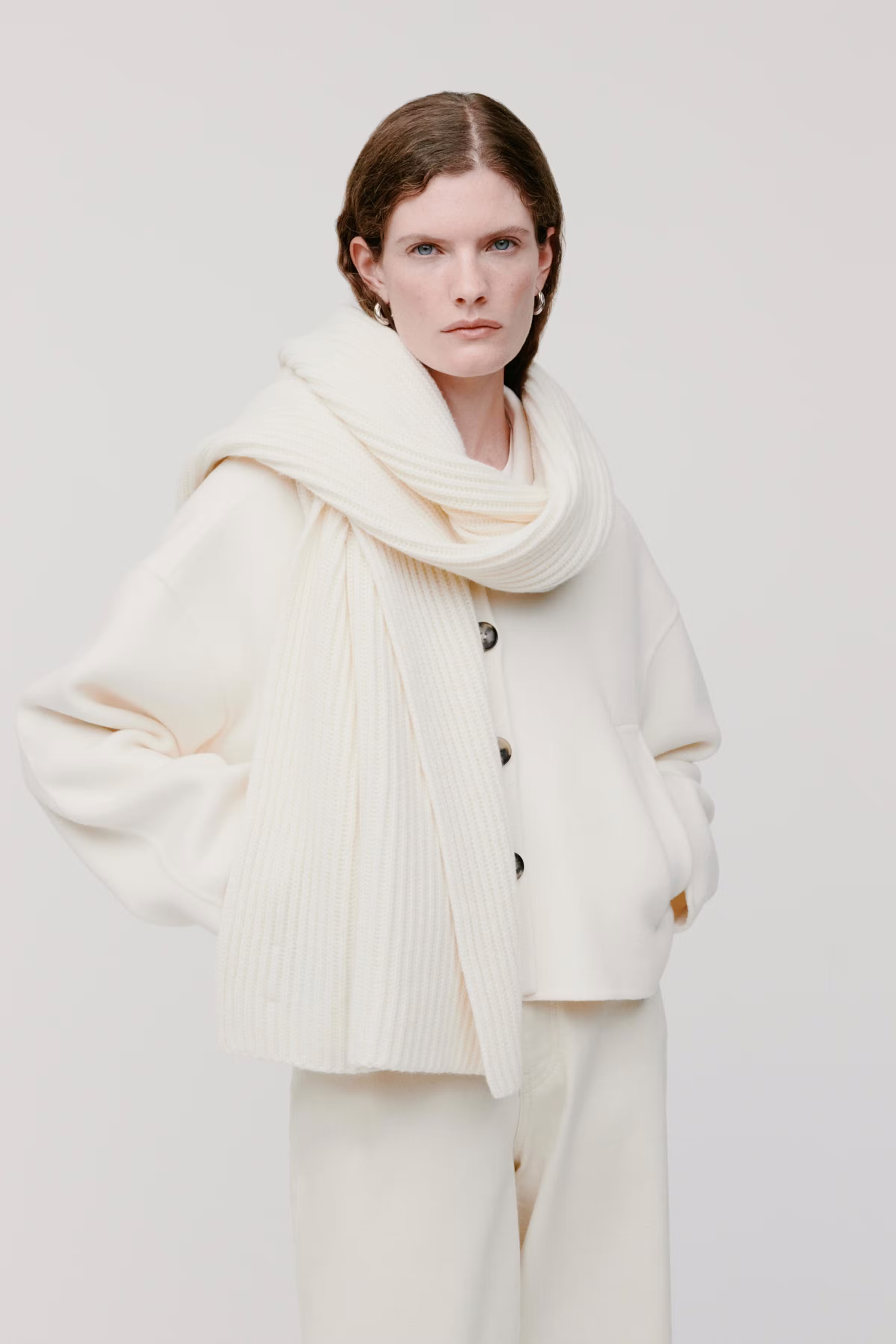 ANGELINA SCHAL LOOKBOOK FRONT 30600776-WH020