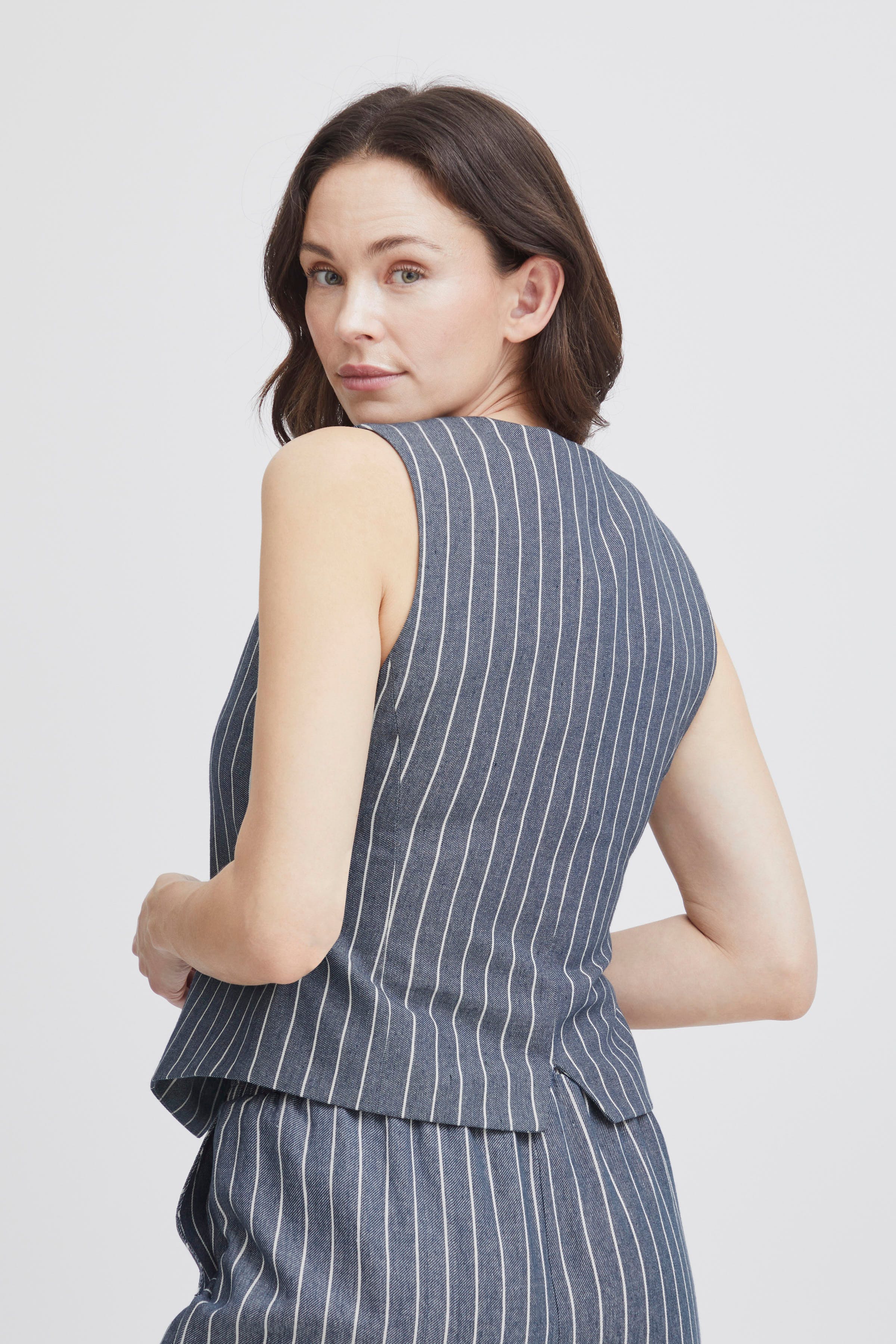 FXRIANNA Vest LOOKBOOK BACK 20615353-200119