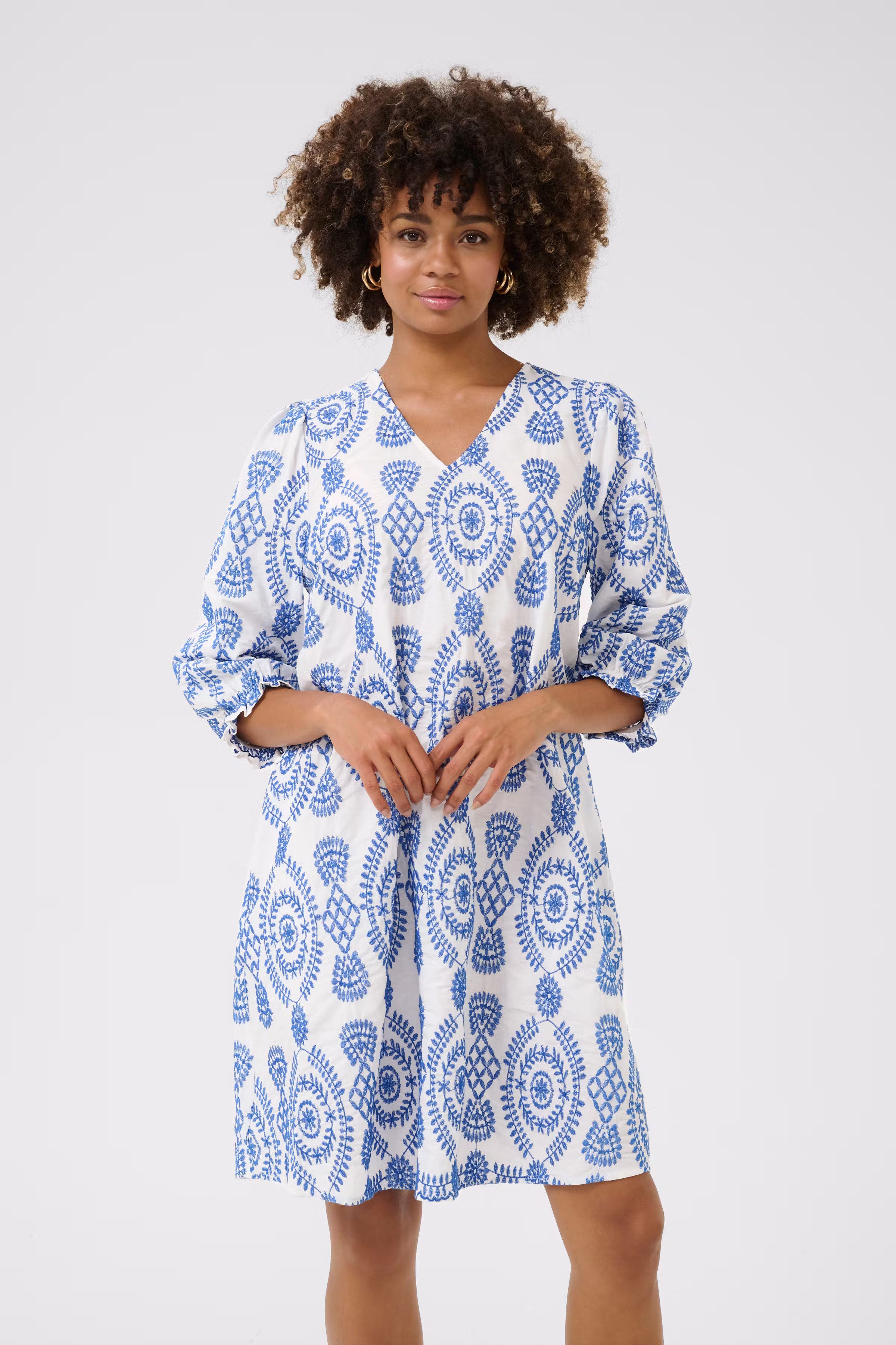 CUtia Klänning med broderi LOOKBOOK FRONT 50109438-107877