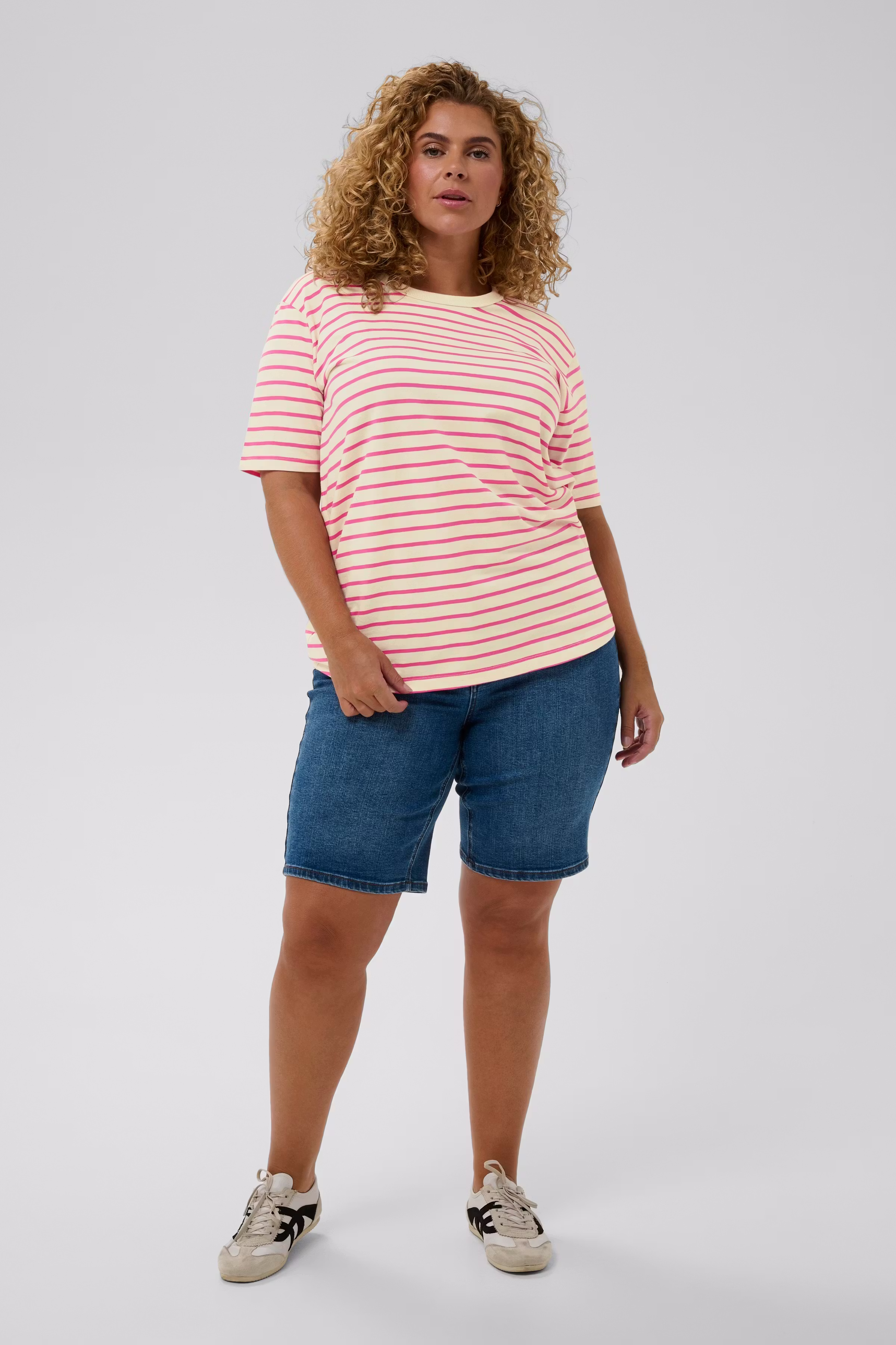 KCWinni T-shirt LOOKBOOK FRONT 10582376-109453