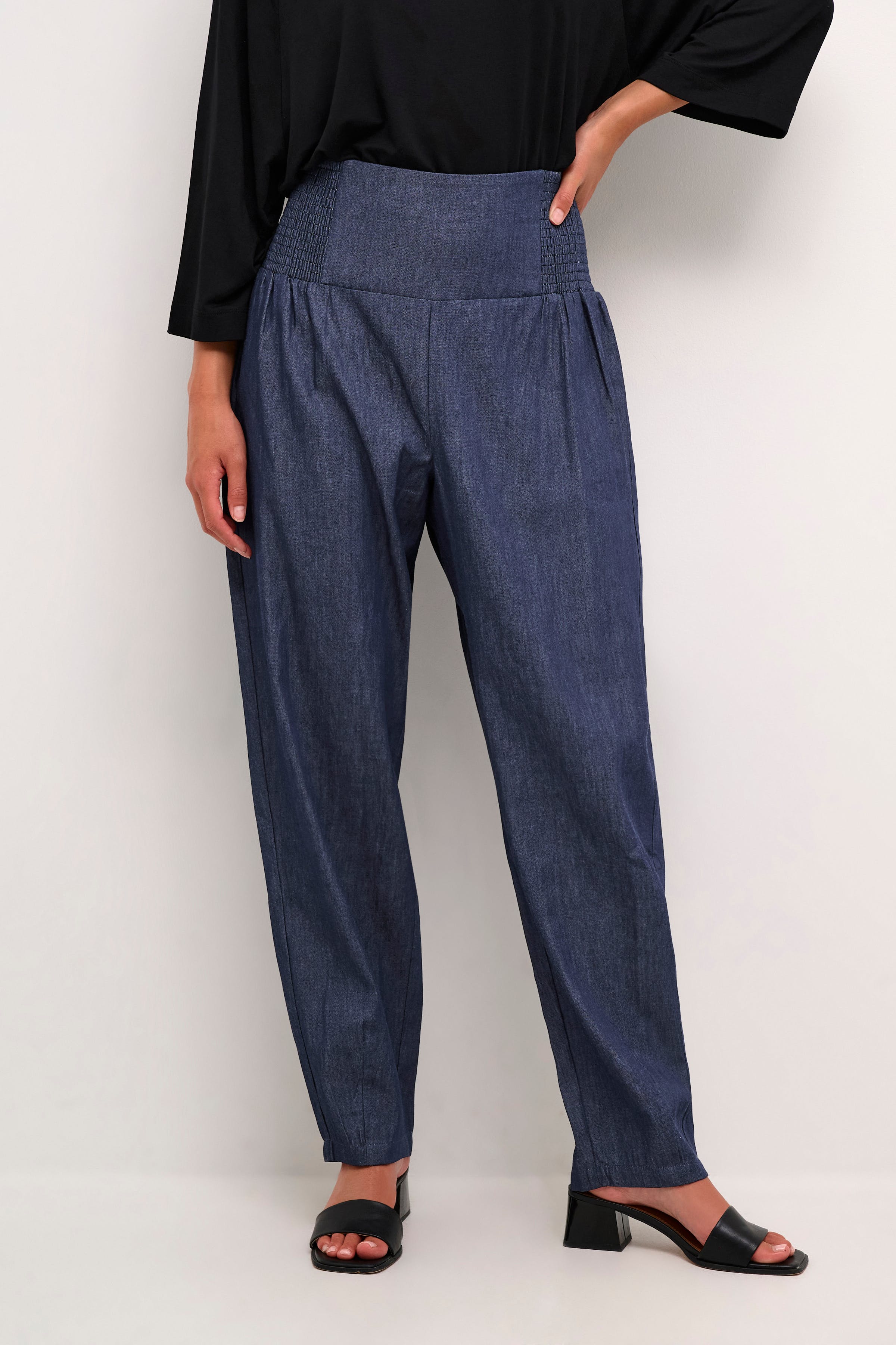 BPelicia Trousers LOOKBOOK FRONT 10590734-107175B