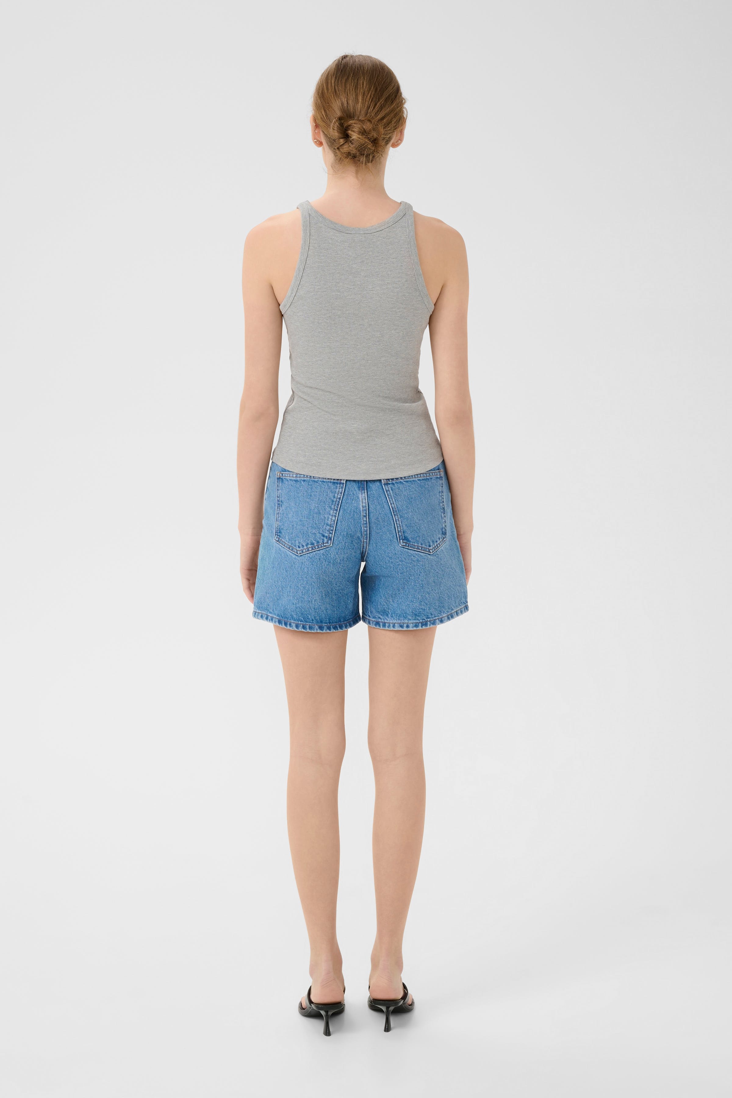 GZdena Shorts LOOKBOOK BACK 10910525-101120