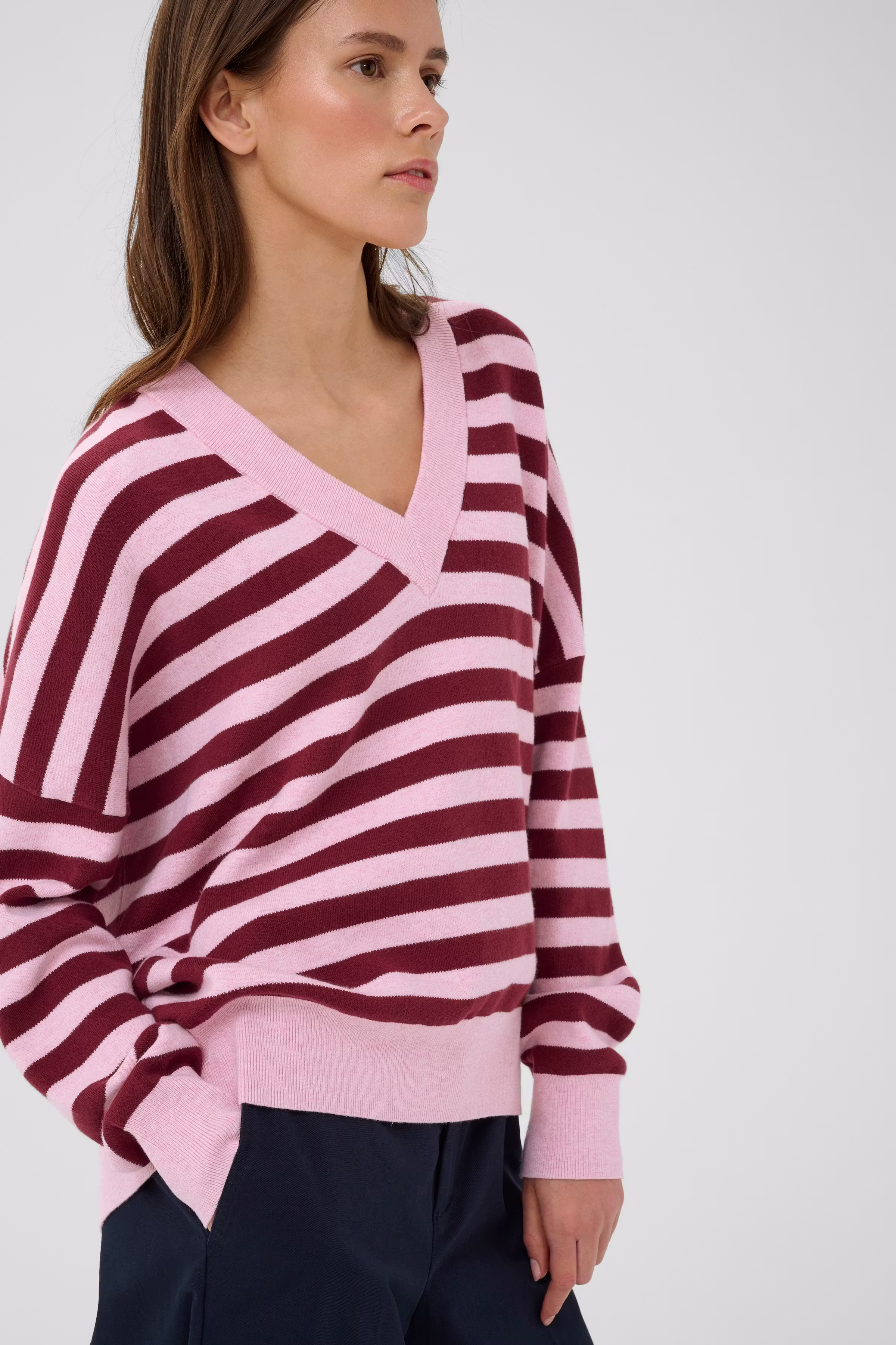 FosterIW V-neck Pullover LOOKBOOK DETAIL 30106899-900006894