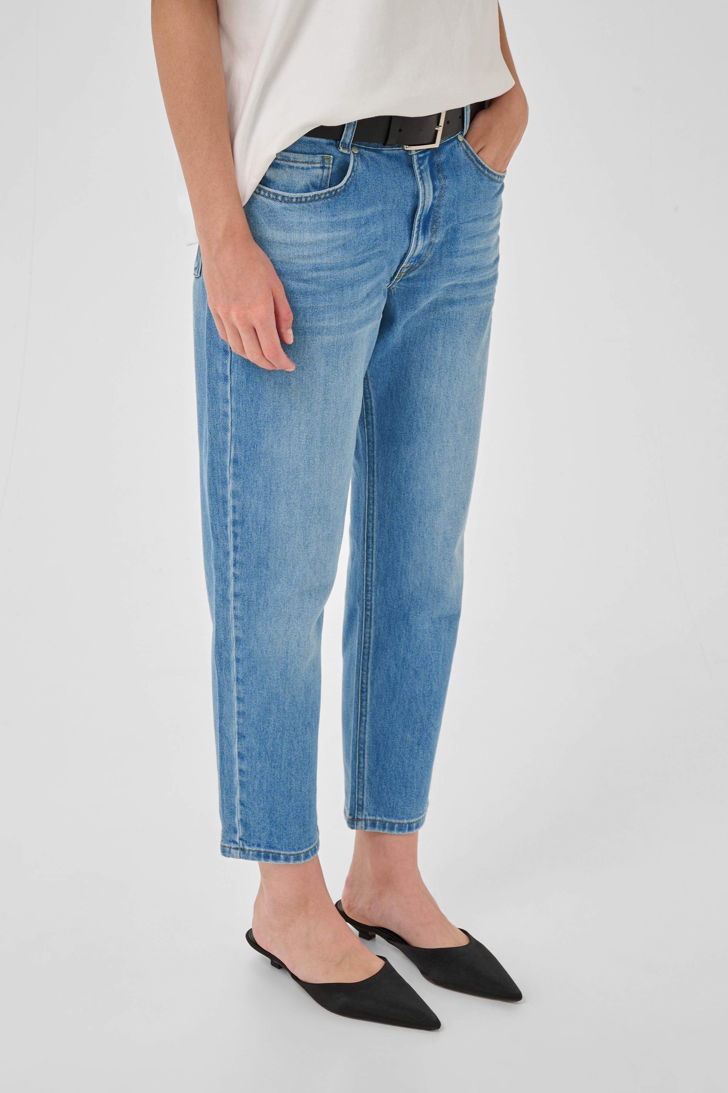 04 THE MOMMY HIGH TAPERED JEANS LOOKBOOK FRONT 10704537-100047
