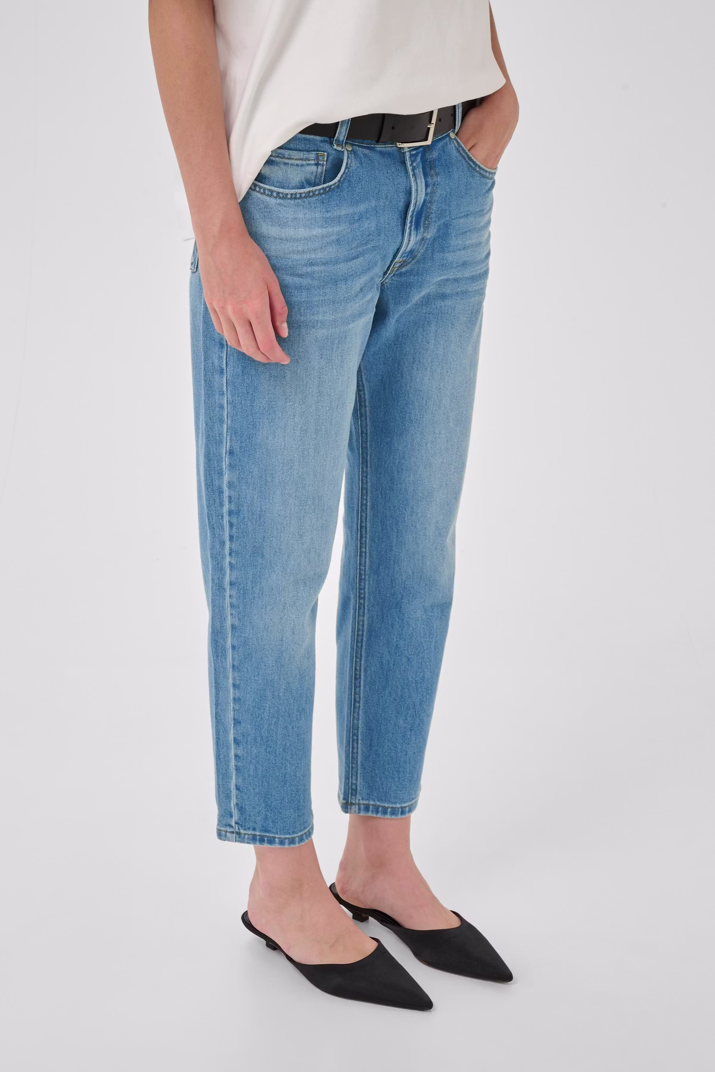 04 THE MOMMY HIGH TAPERED JEANS LOOKBOOK FRONT 10704537-100047
