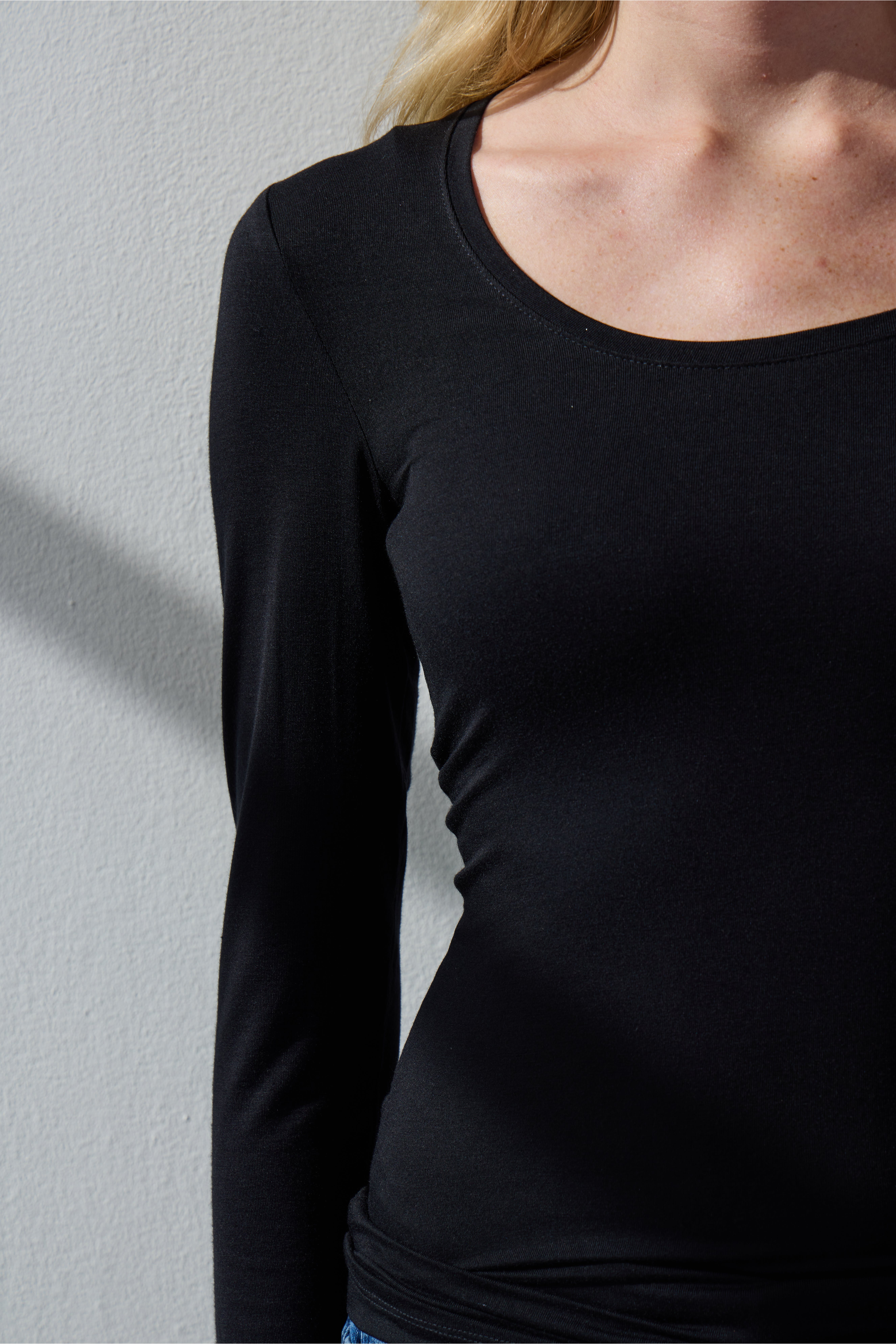 IHZOLA T-shirt LOCATION NONE 20120346-194008