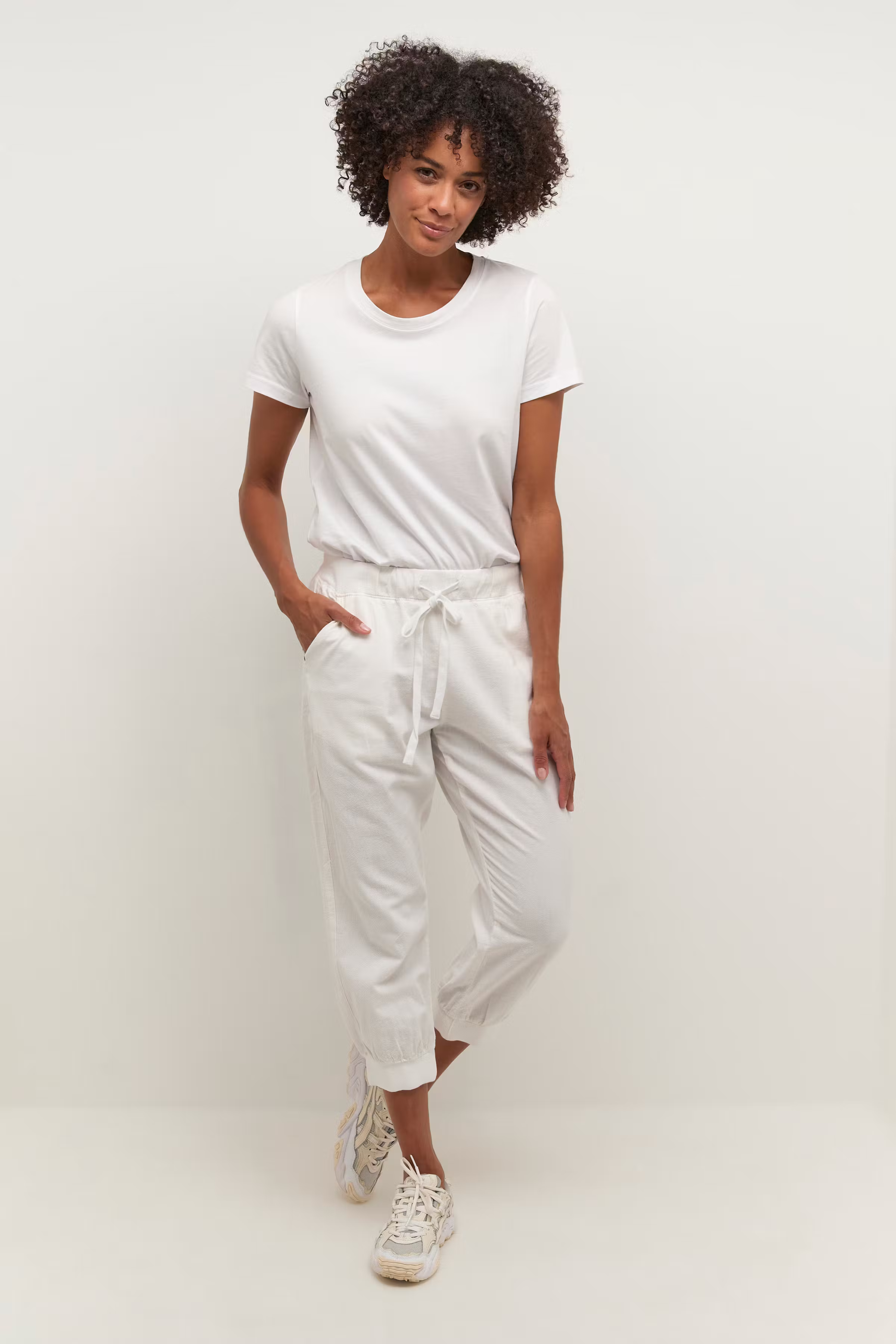 Naya Capri pants LOOKBOOK FRONT 10502803-110602