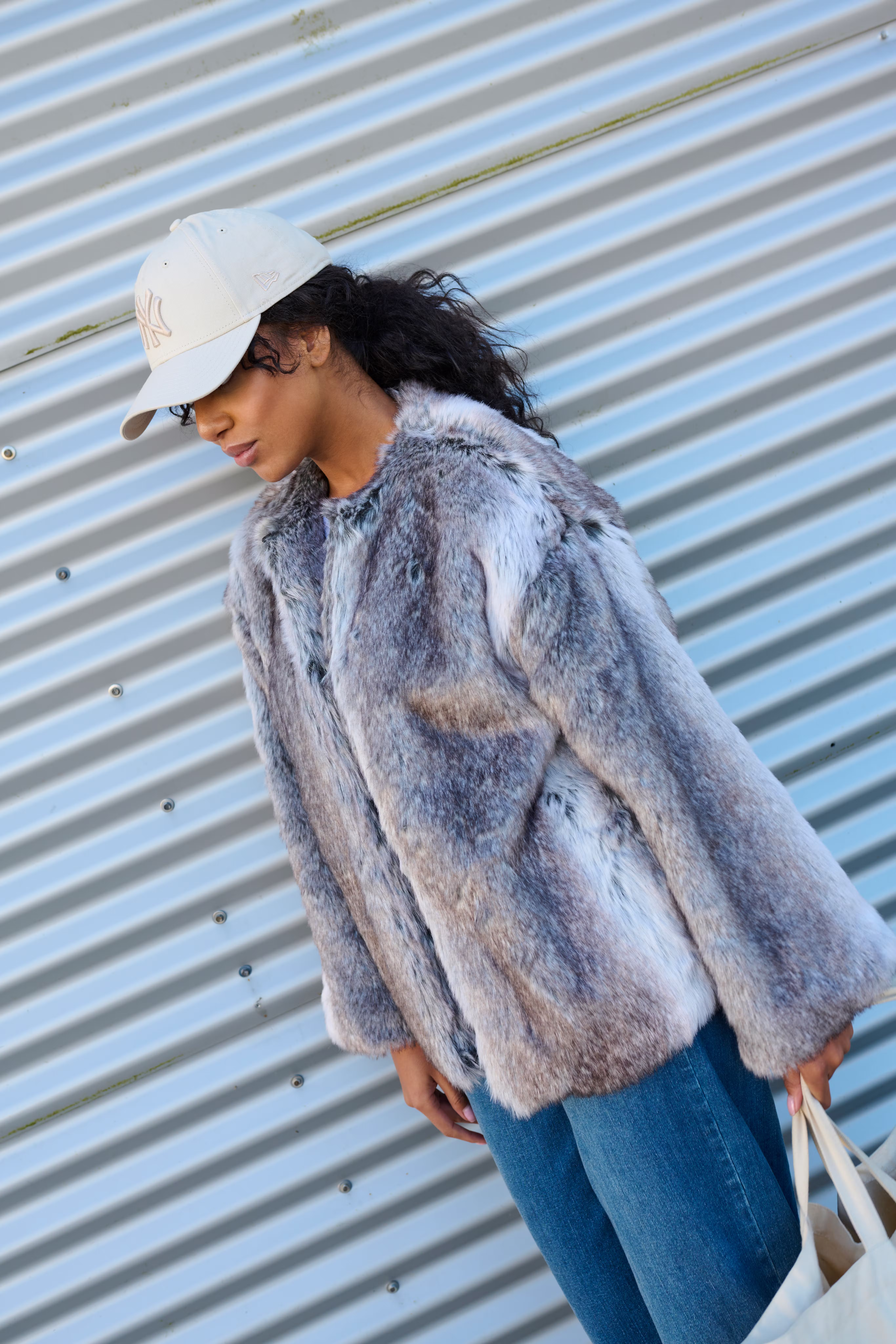 KAsolana Mantel LOCATION NONE 10510177-107767