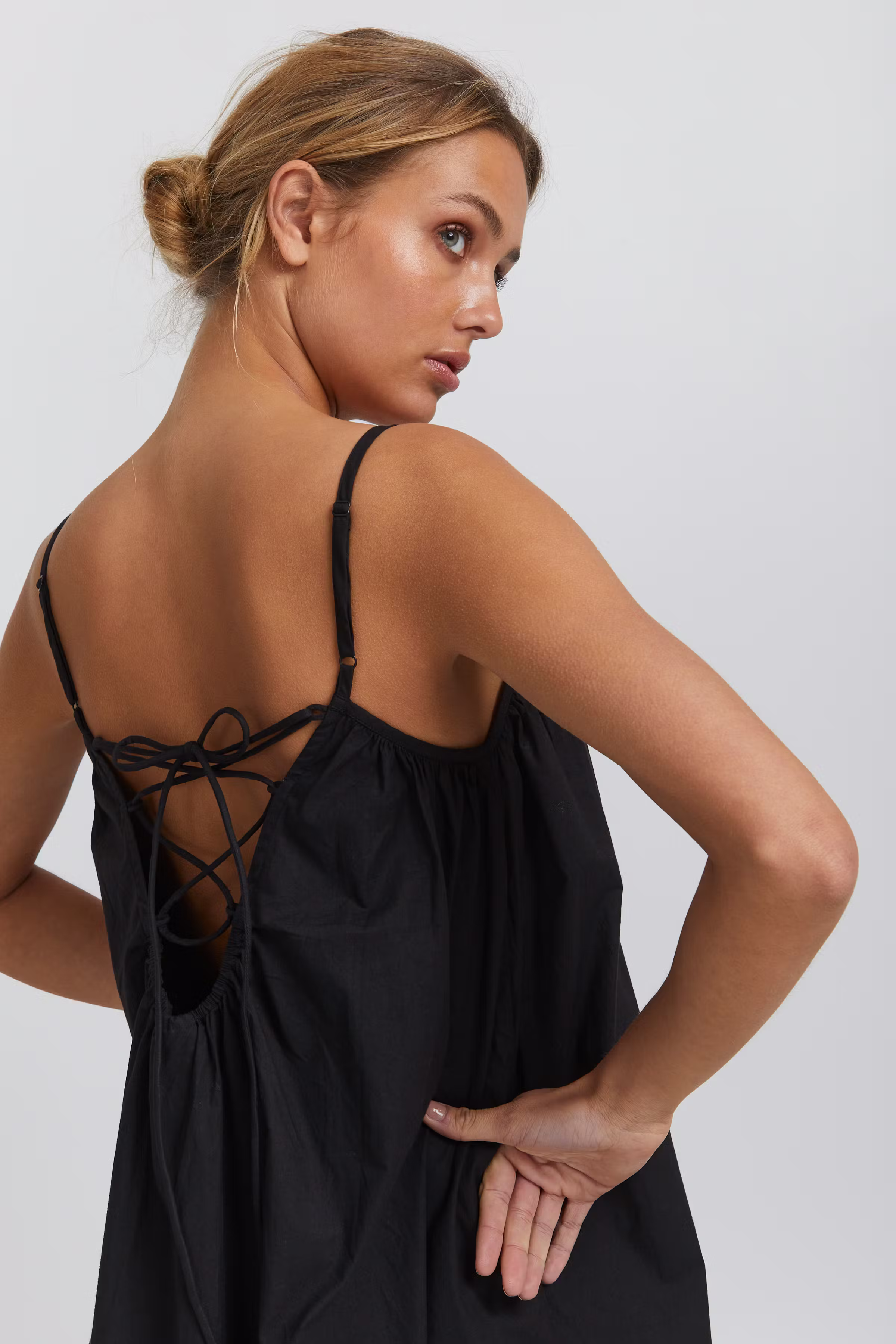 IXPERILLA Kjole LOOKBOOK DETAIL 20117883-194008