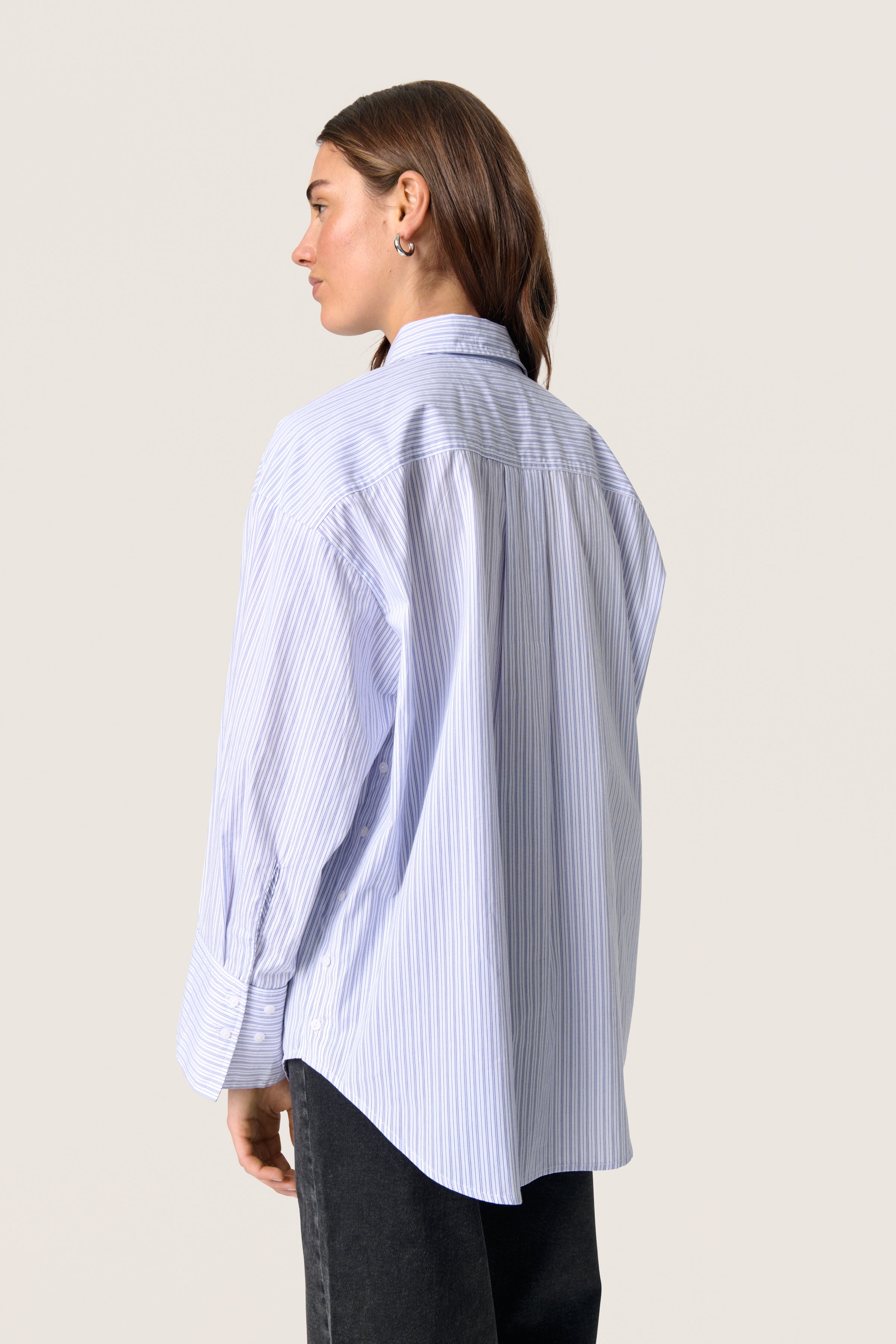 SLOriana Shirt LOOKBOOK BACK 30407926-303358