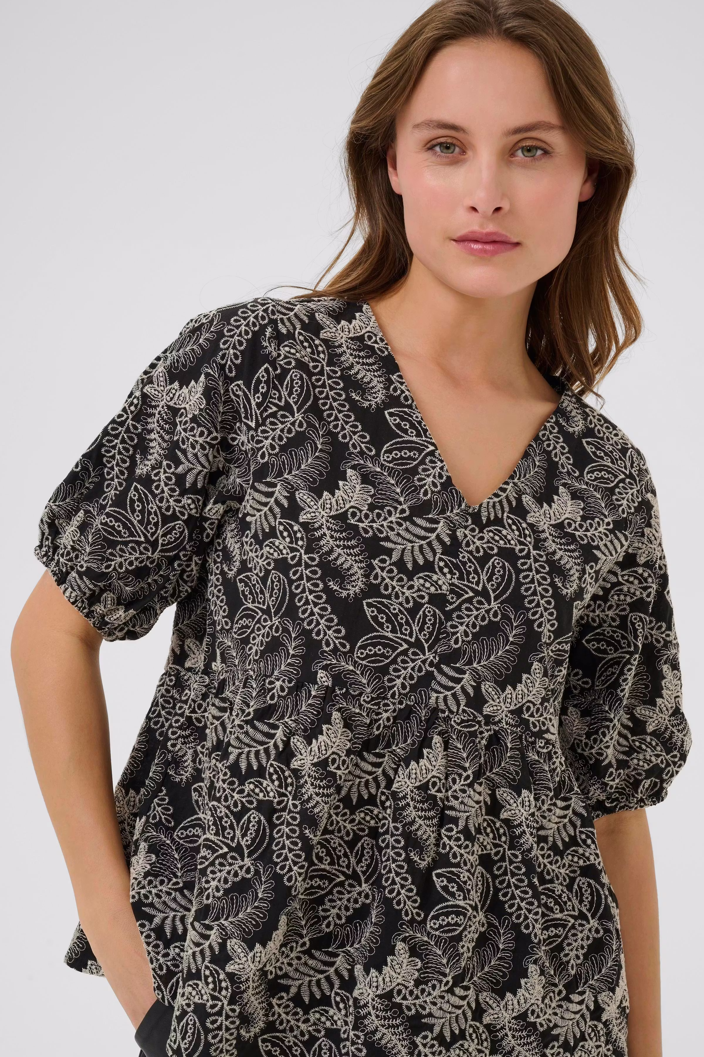 CUtaylar Bluse med broderi LOOKBOOK DETAIL 50112127-108168