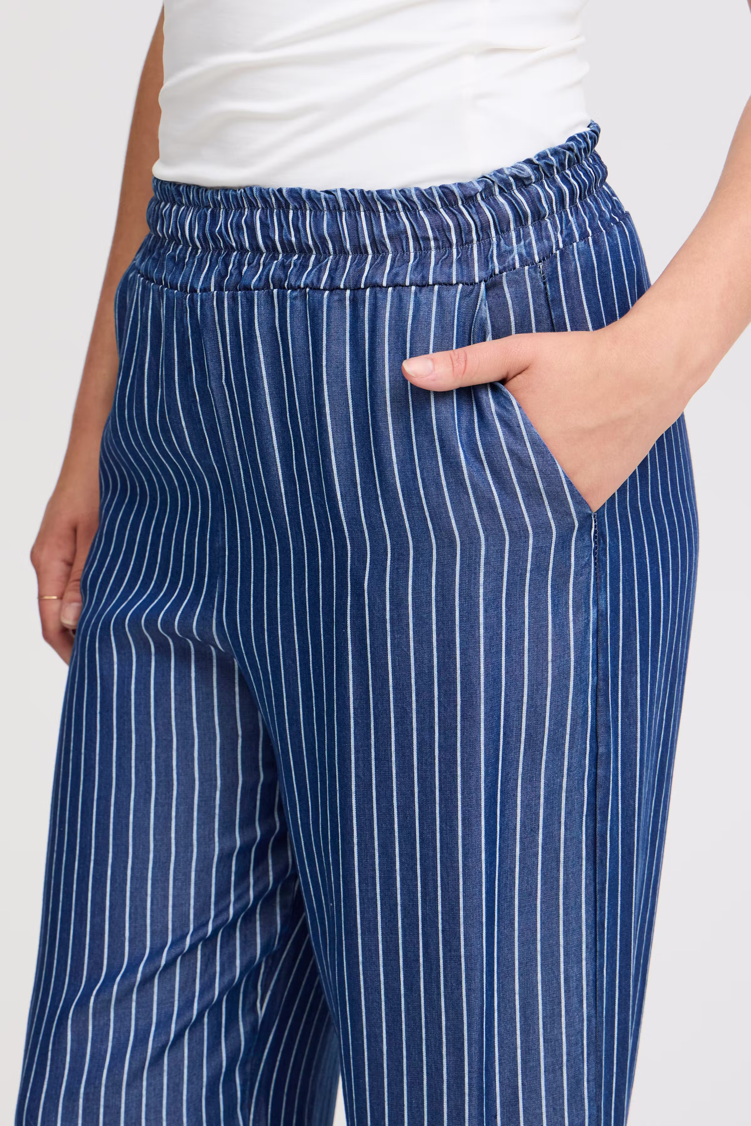 SBJARUSKA Trousers LOOKBOOK DETAIL 22100627-203358