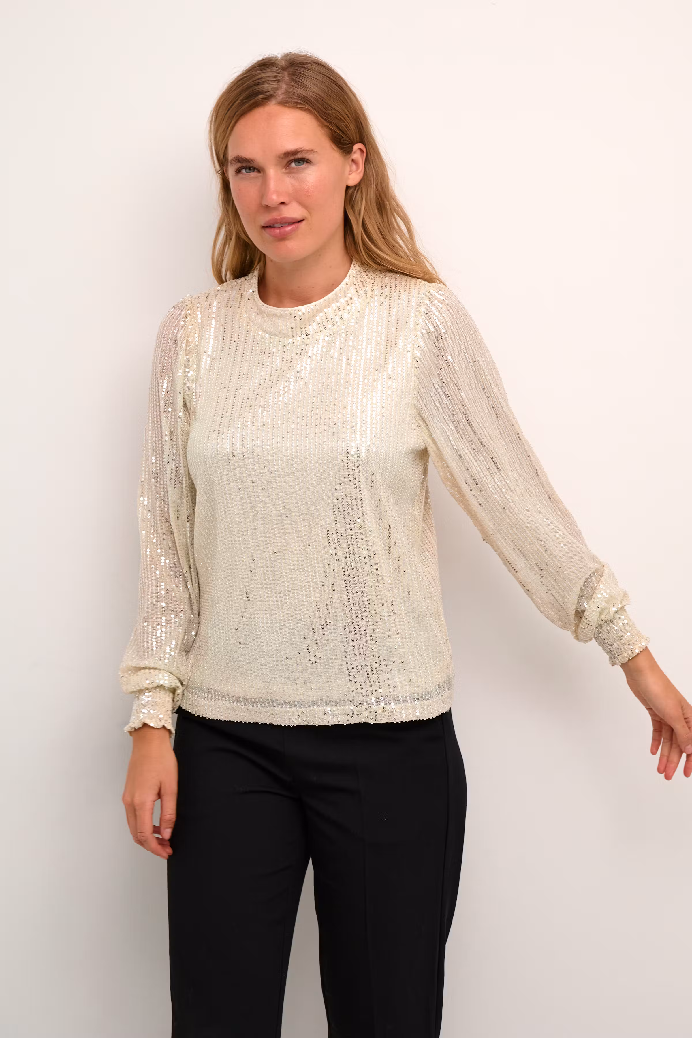 KAbolette Paljettblus LOOKBOOK FRONT 10508000-103588