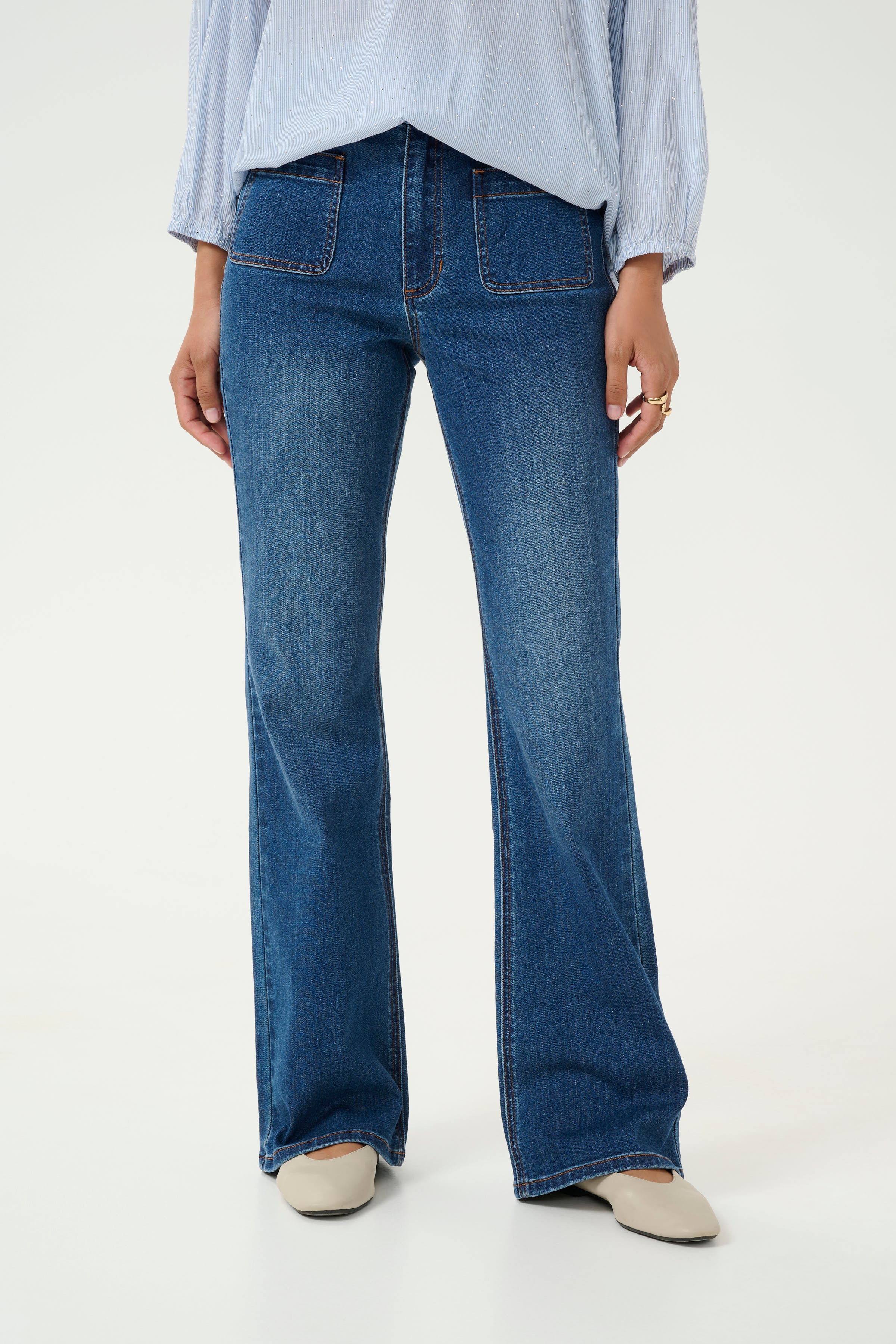 KAsinem Flared Jeans LOOKBOOK FRONT 10508464-102272