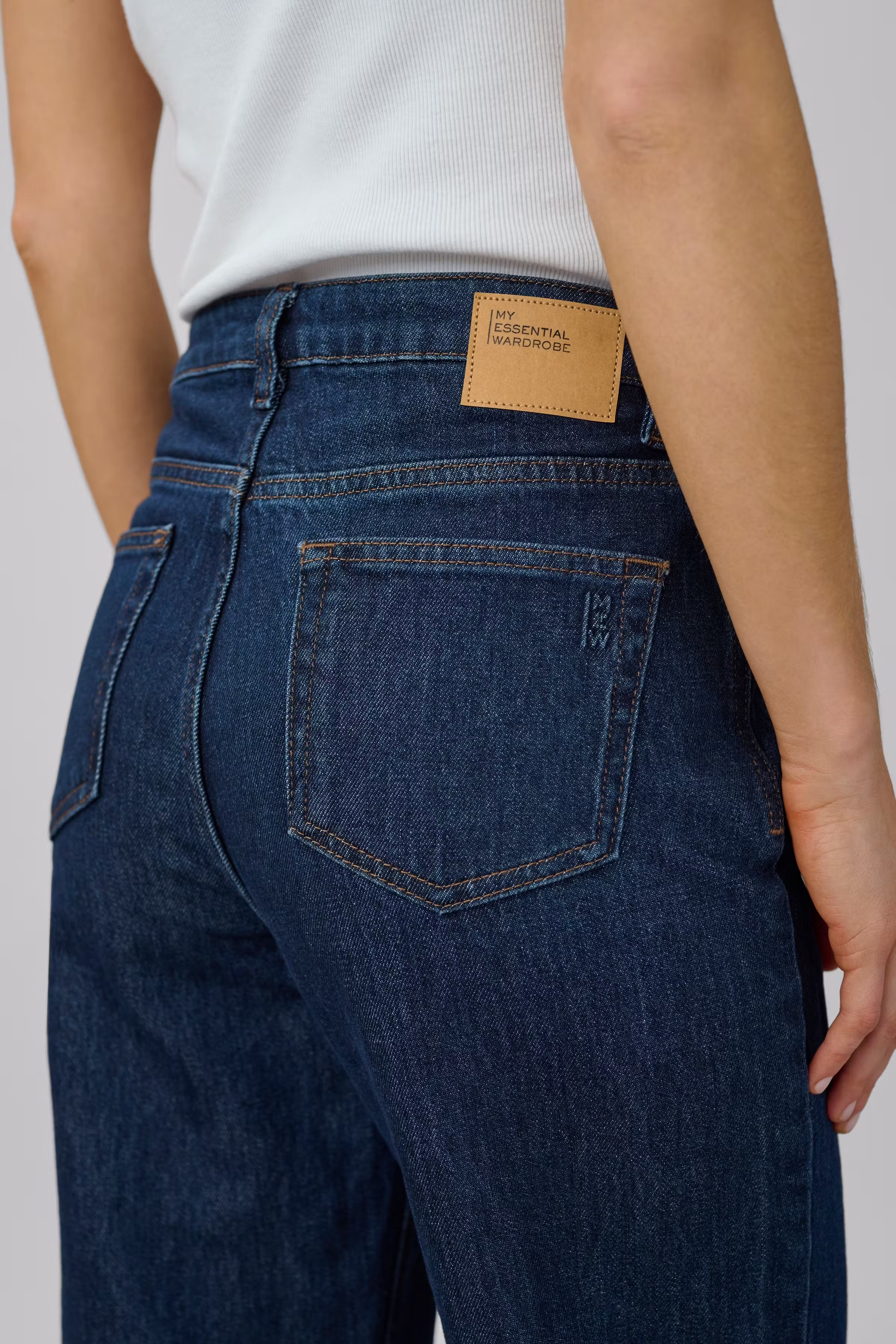 05 THE LOUIS HIGH WIDE JEANS LOOKBOOK DETAIL 10704222-100067