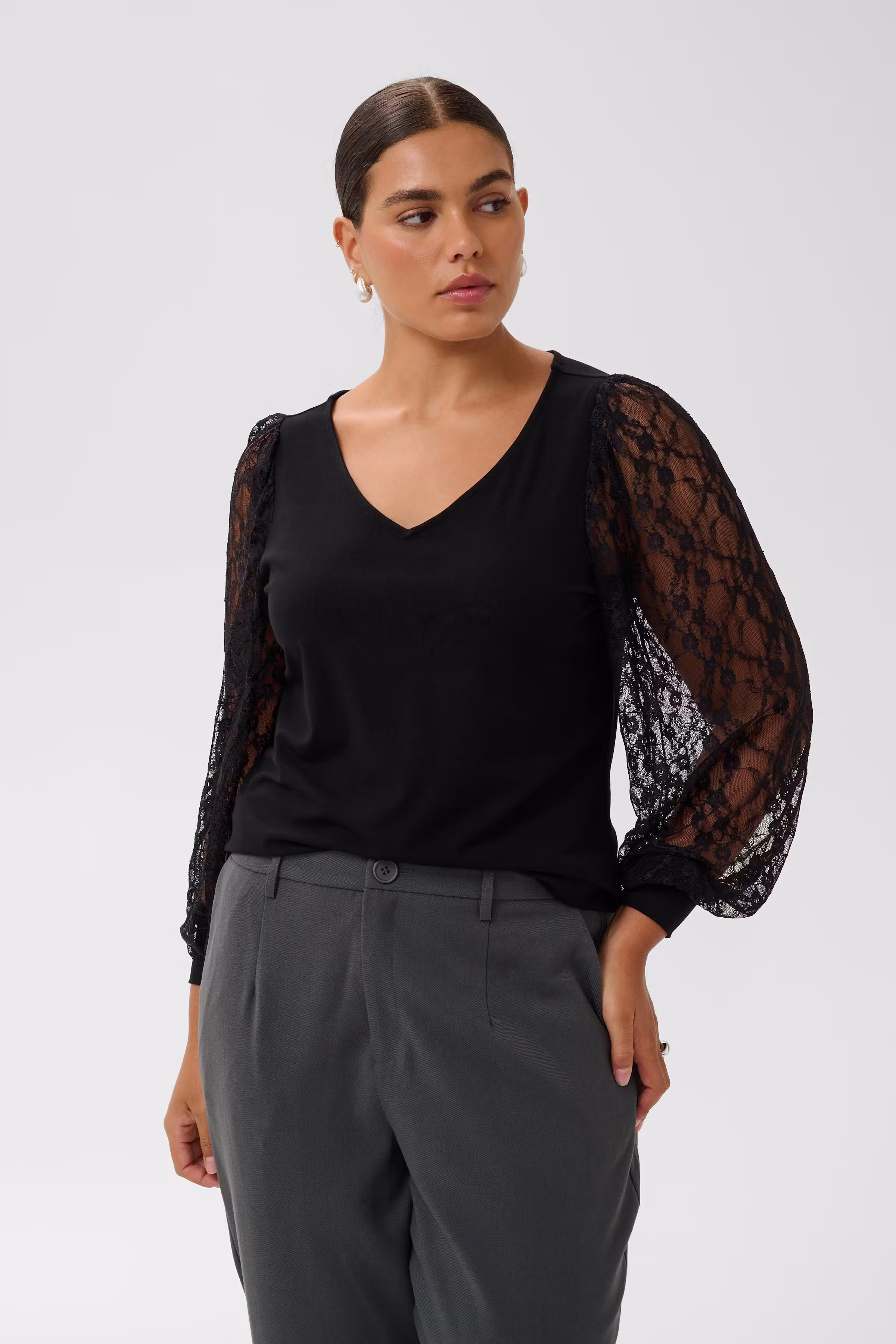 KCleona Blouse LOOKBOOK FRONT 10584591-100121