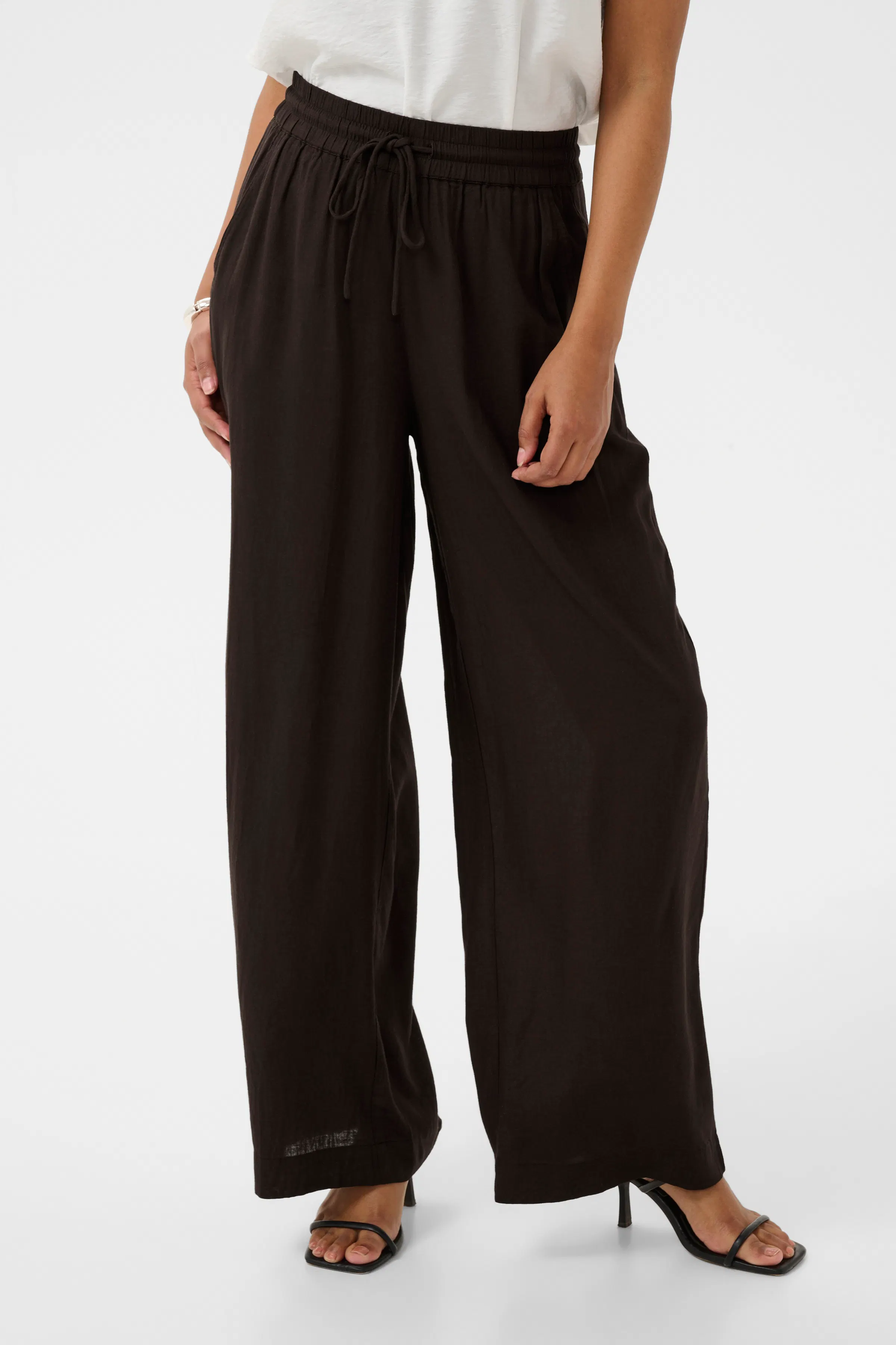 KAsakura Cropped Pants in black deep colour | KAFFE Clothing