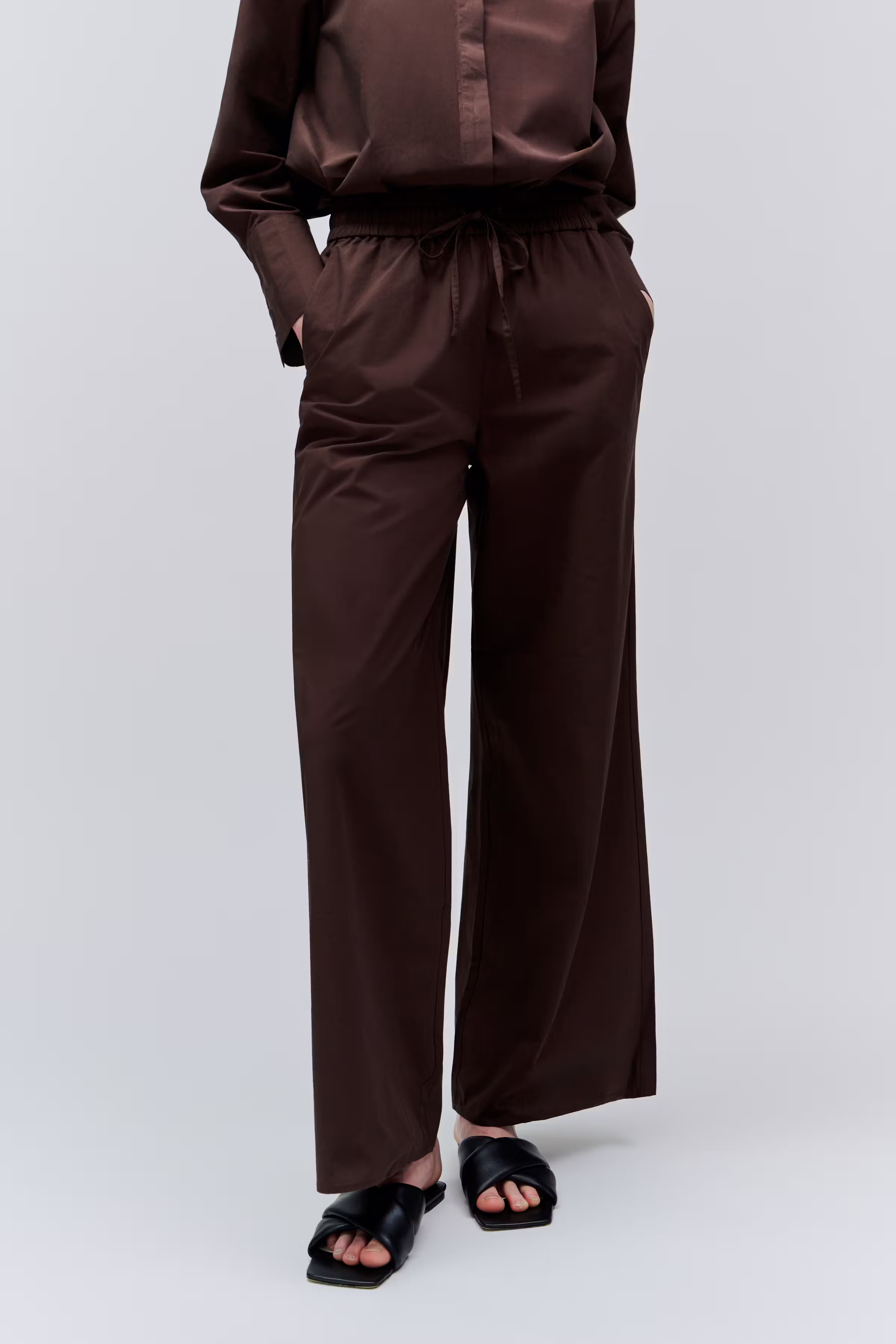Pia Trousers LOOKBOOK FRONT 30600647-BR280